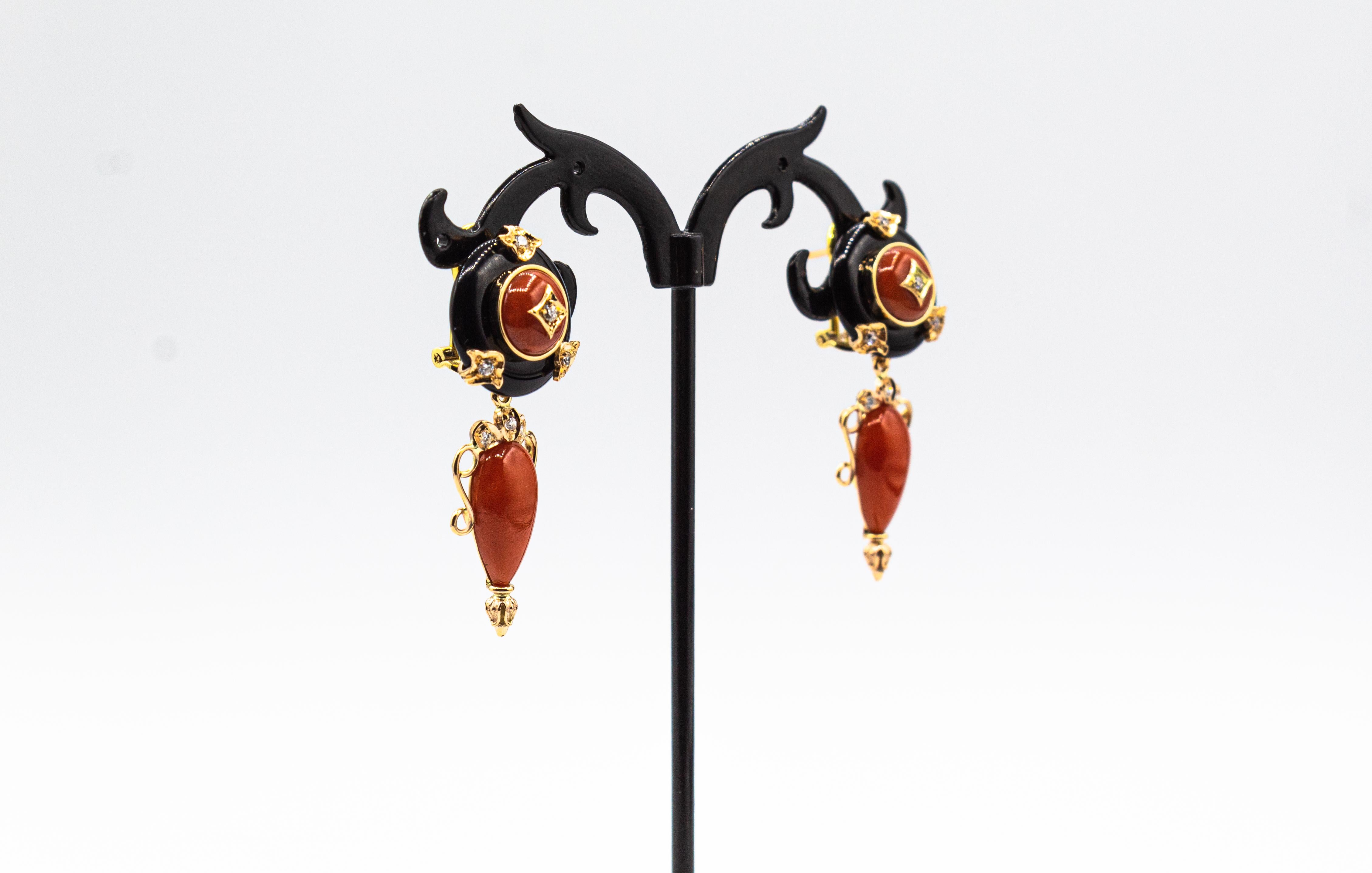 Boucles d'oreilles en or jaune de style Art déco avec corail rouge méditerranéen, diamants blancs et onyx Neuf - En vente à Naples, IT