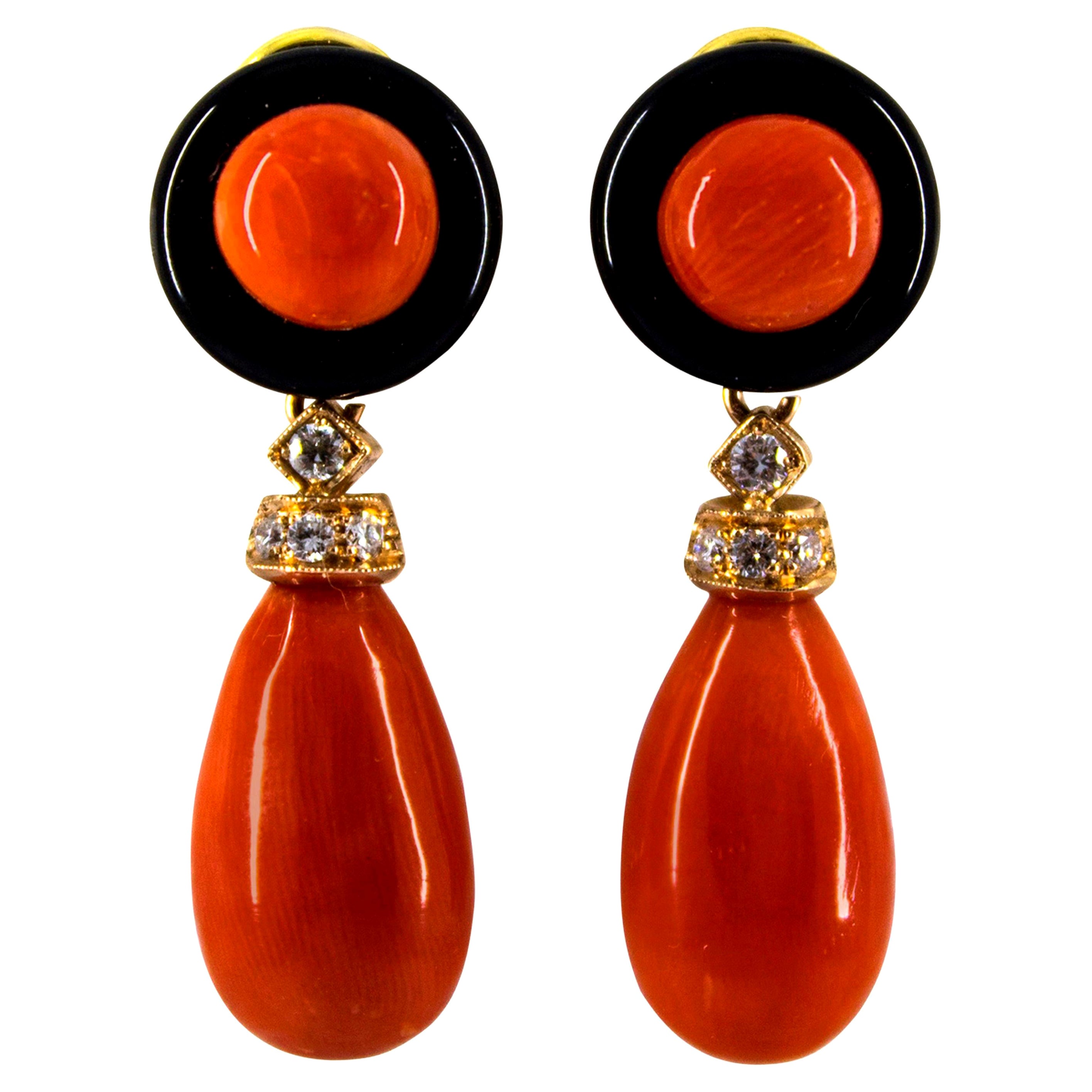Boucles d'oreilles en or jaune de style Art déco avec corail rouge méditerranéen, diamants blancs et onyx