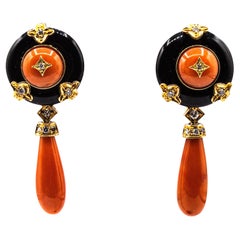 Orecchini in oro giallo in stile Art Déco Mediterraneo con corallo rosso, diamante bianco e onice