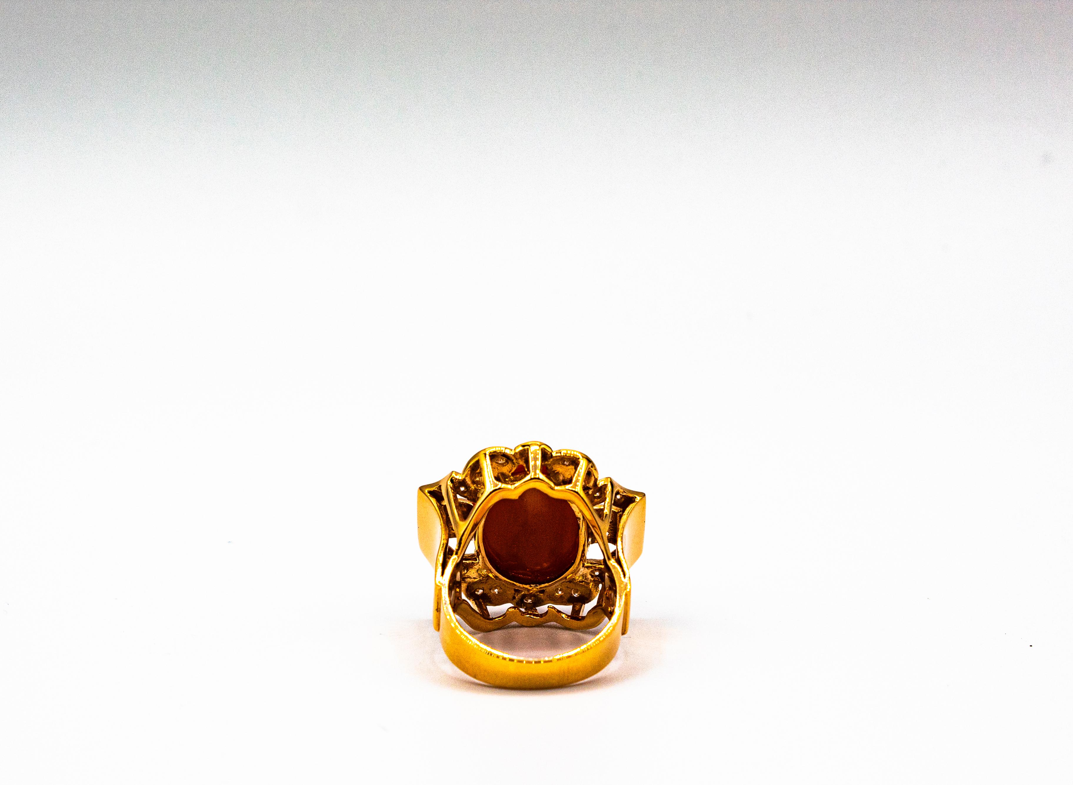 Bague cocktail de style Art déco en or jaune avec corail rouge méditerranéen et diamants blancs en vente 5