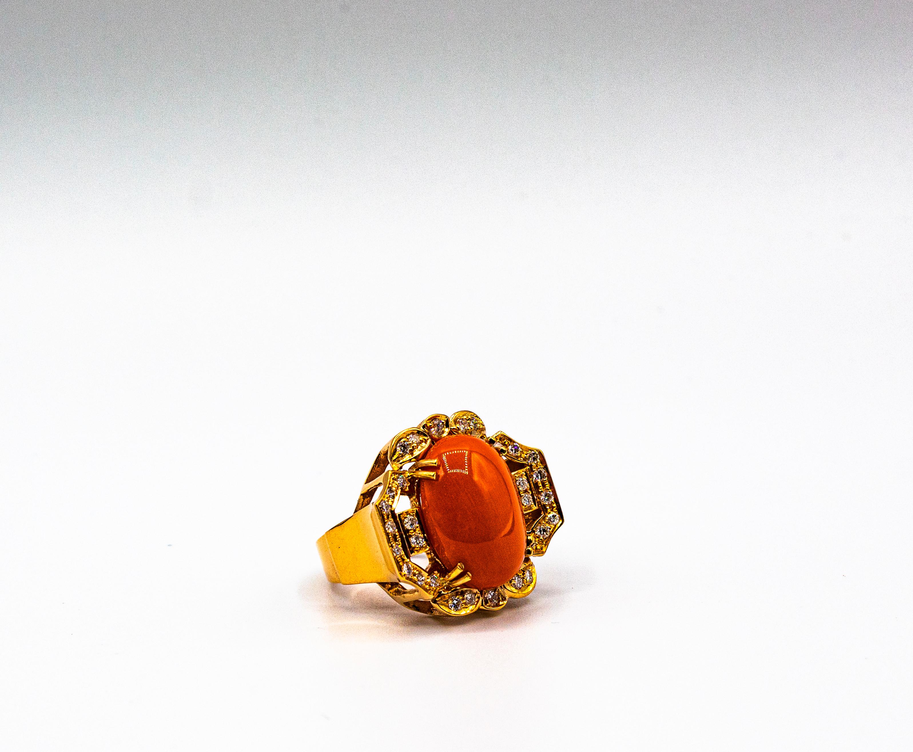 Bague cocktail de style Art déco en or jaune avec corail rouge méditerranéen et diamants blancs en vente 6