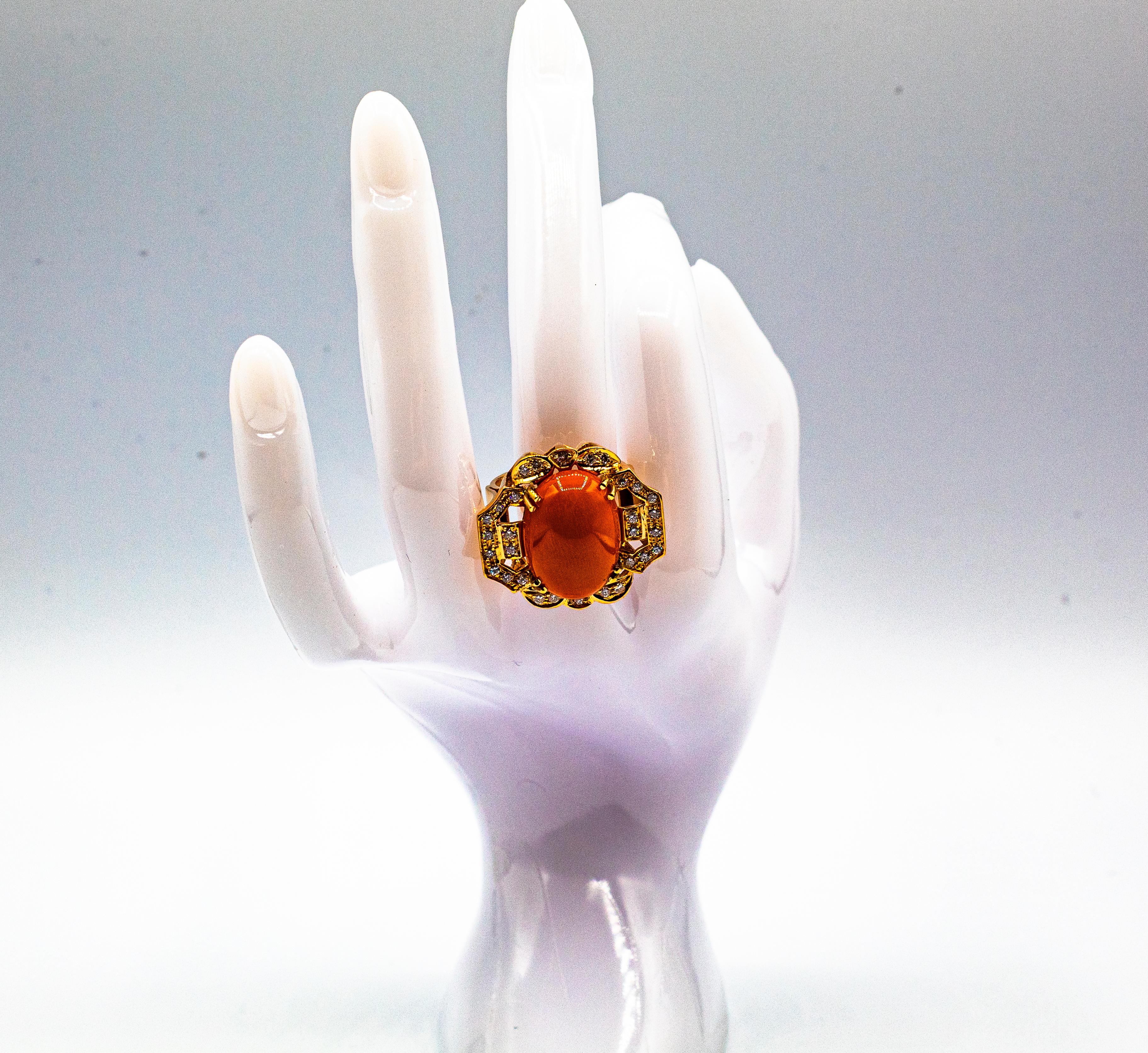 Bague cocktail de style Art déco en or jaune avec corail rouge méditerranéen et diamants blancs en vente 7