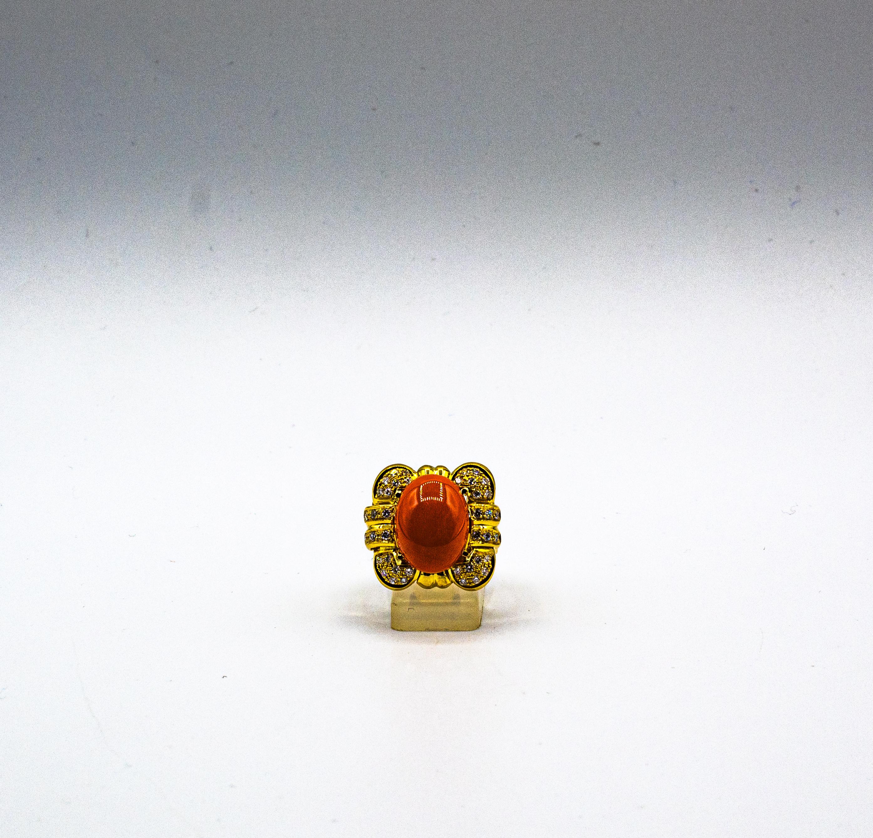 Bague cocktail de style Art déco en or jaune avec corail rouge méditerranéen et diamants blancs en vente 7