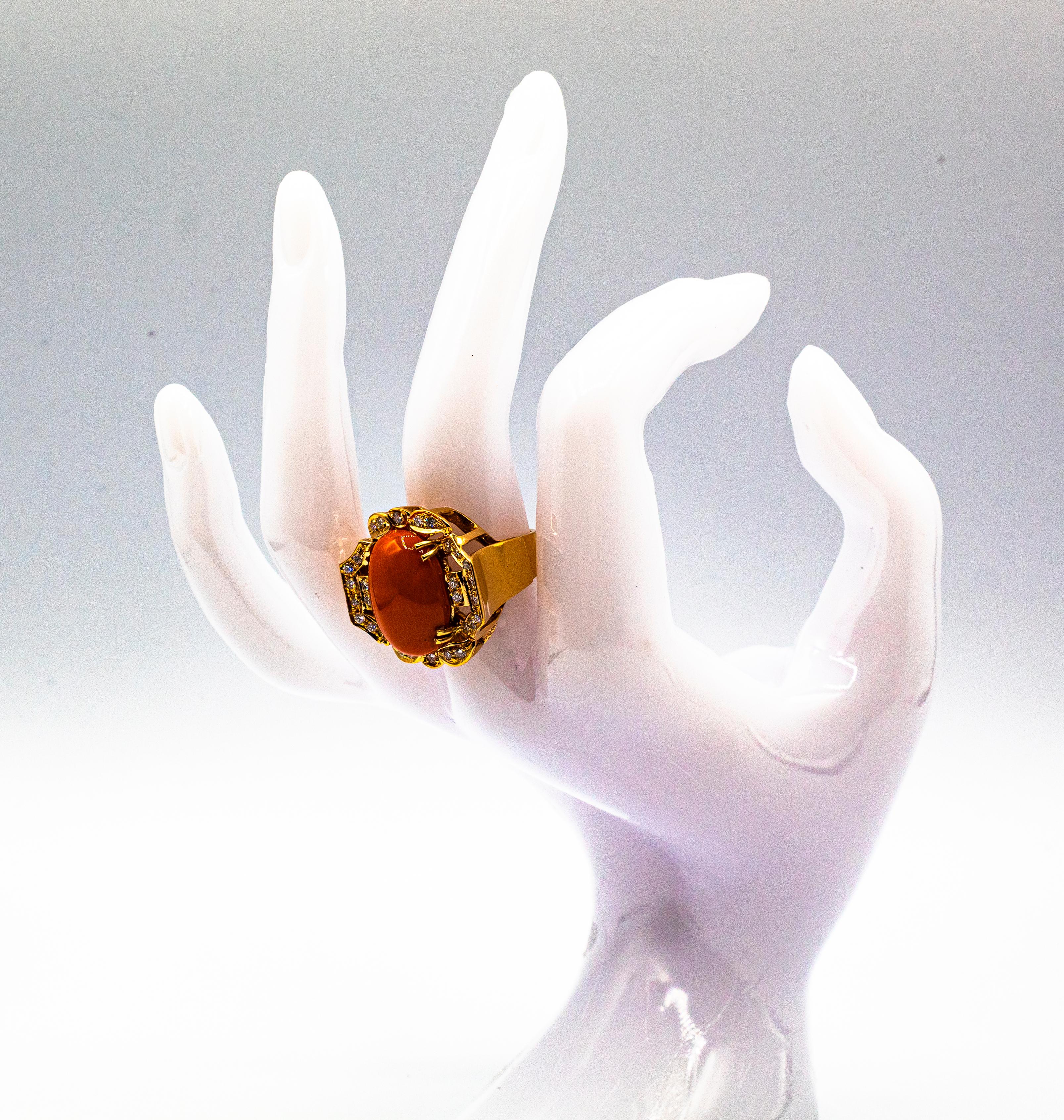 Bague cocktail de style Art déco en or jaune avec corail rouge méditerranéen et diamants blancs en vente 8