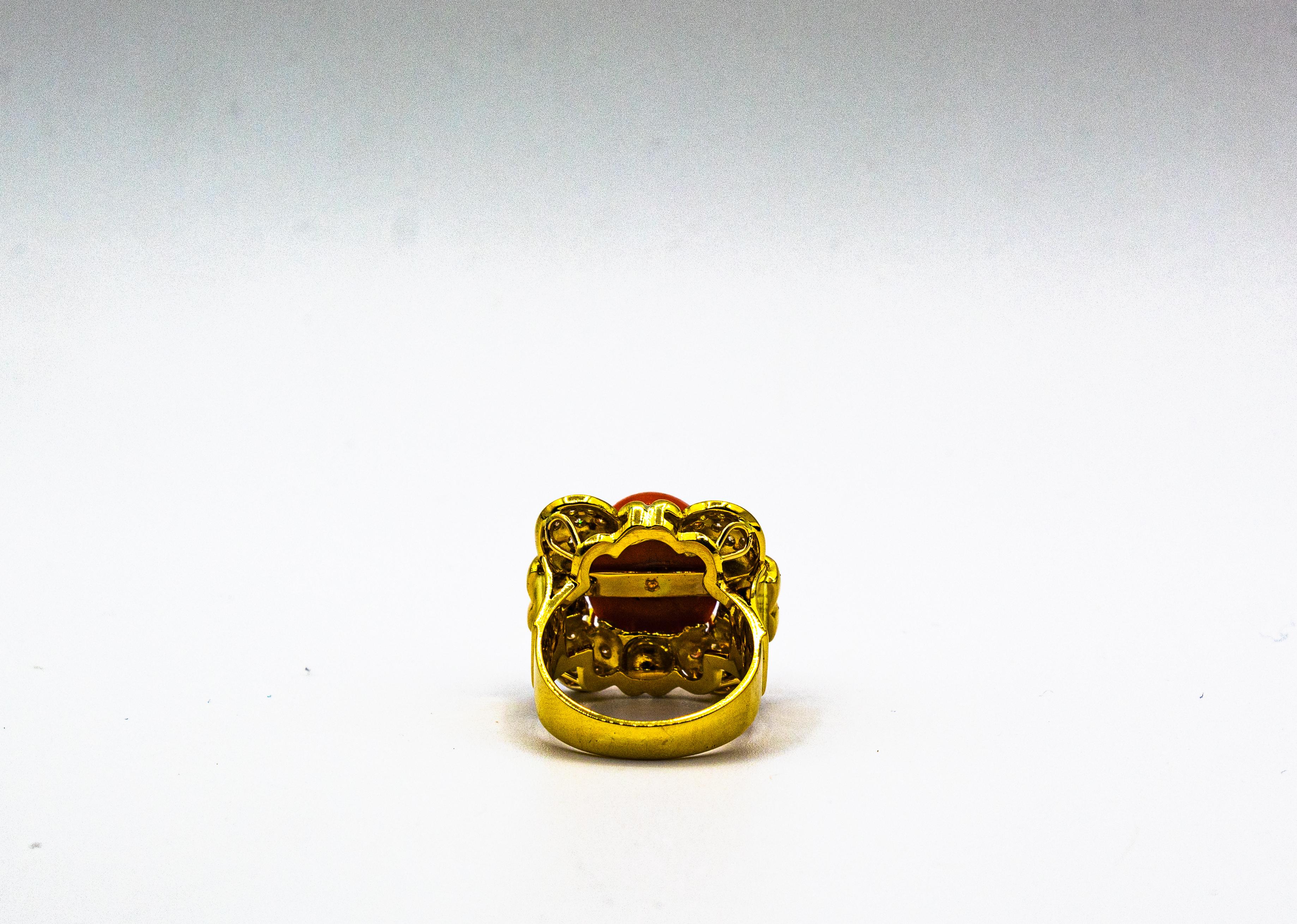 Bague cocktail de style Art déco en or jaune avec corail rouge méditerranéen et diamants blancs en vente 12