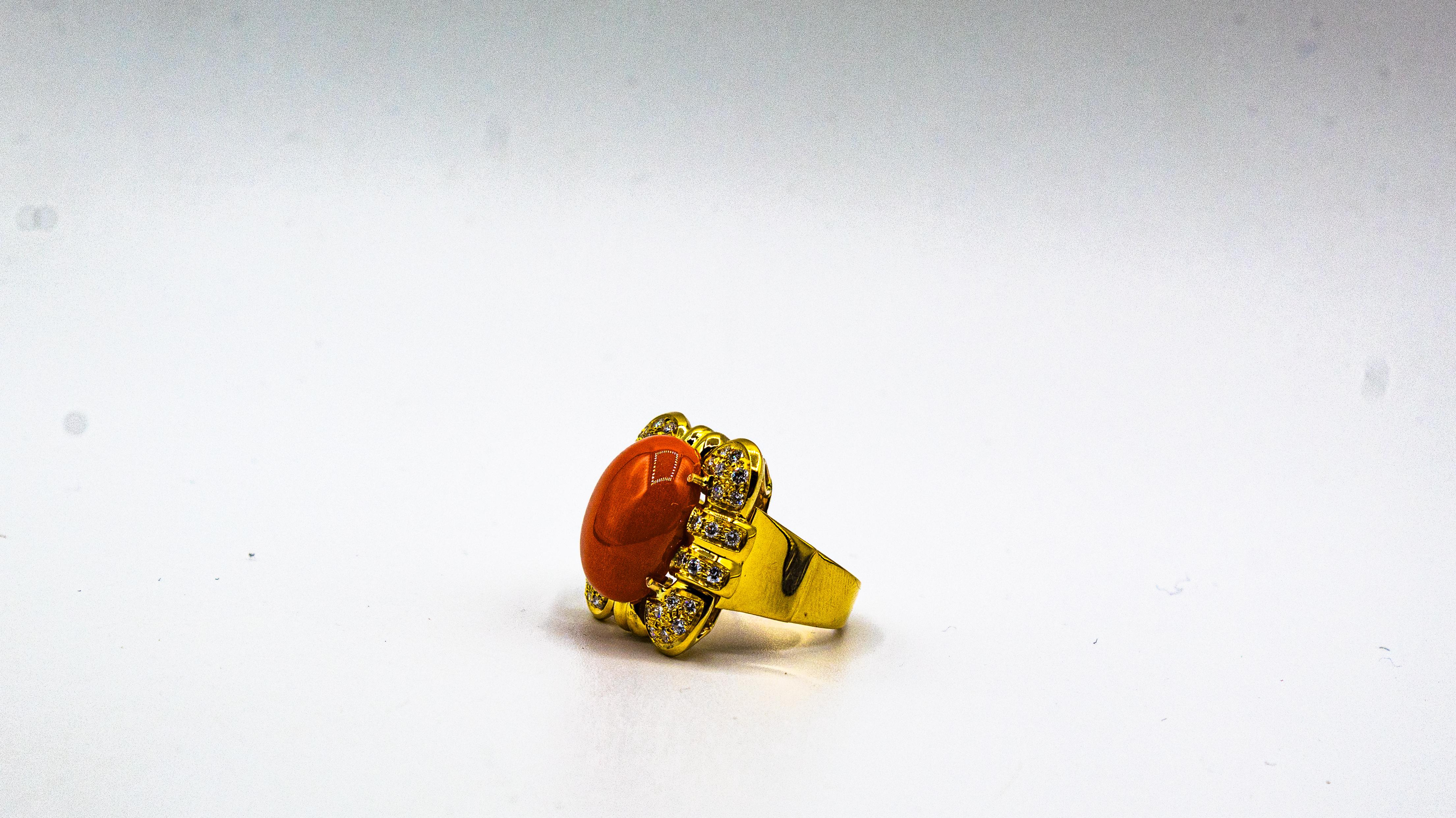Bague cocktail de style Art déco en or jaune avec corail rouge méditerranéen et diamants blancs en vente 13