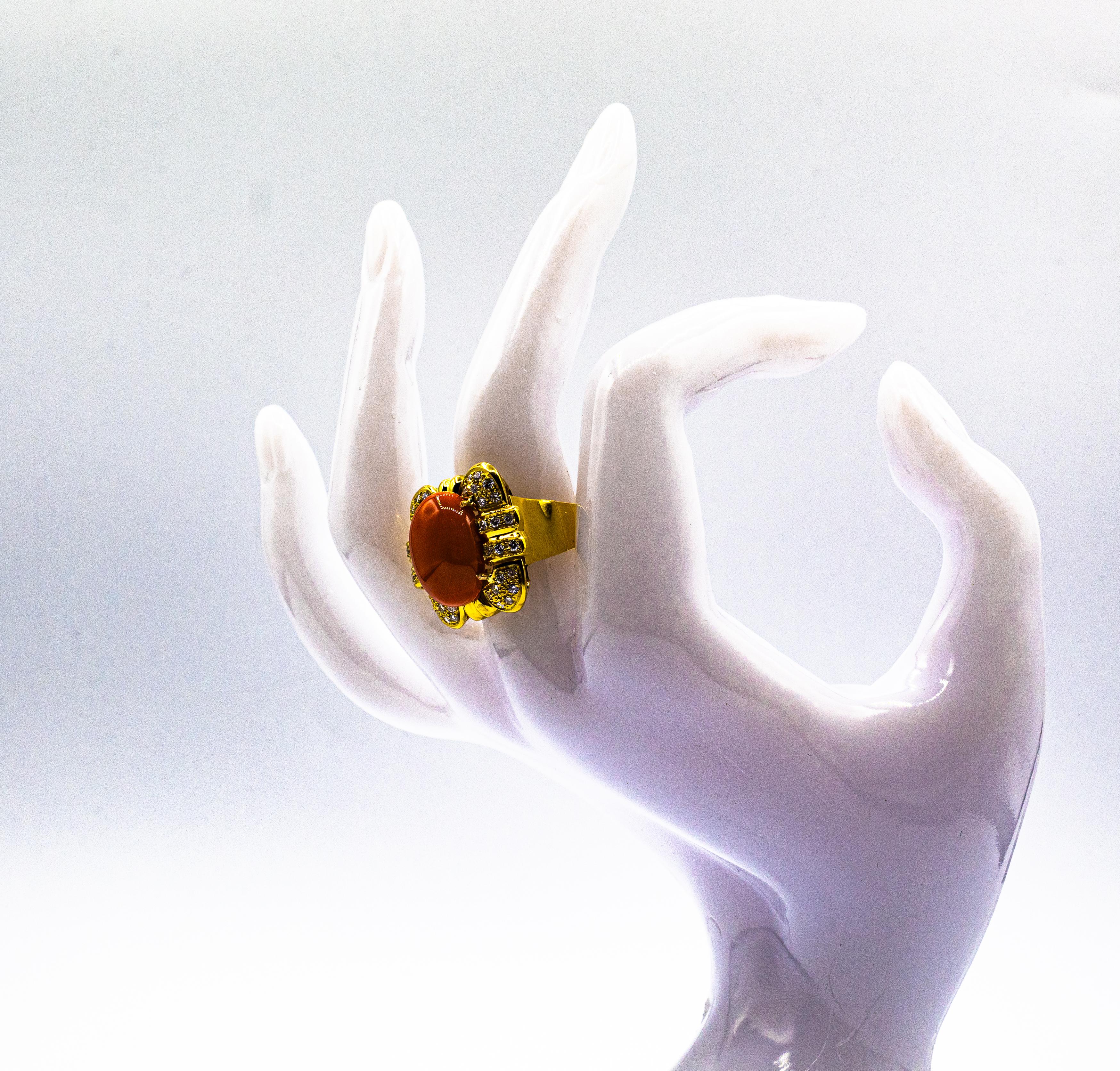 Bague cocktail de style Art déco en or jaune avec corail rouge méditerranéen et diamants blancs en vente 15