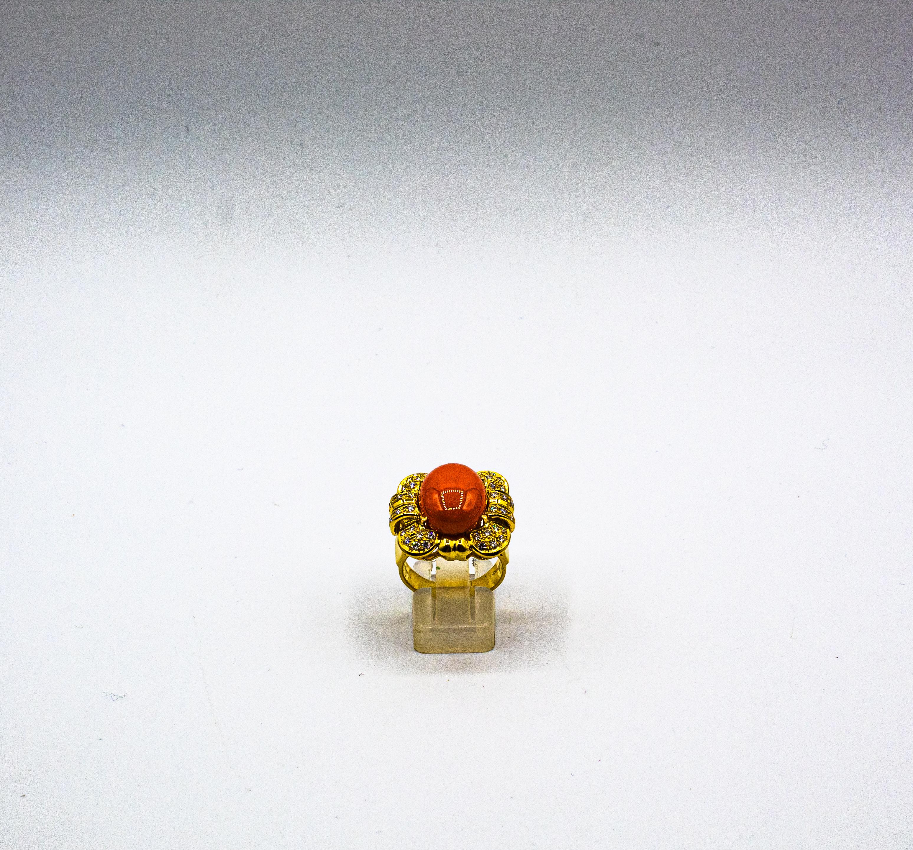 Taille brillant Bague cocktail de style Art déco en or jaune avec corail rouge méditerranéen et diamants blancs en vente