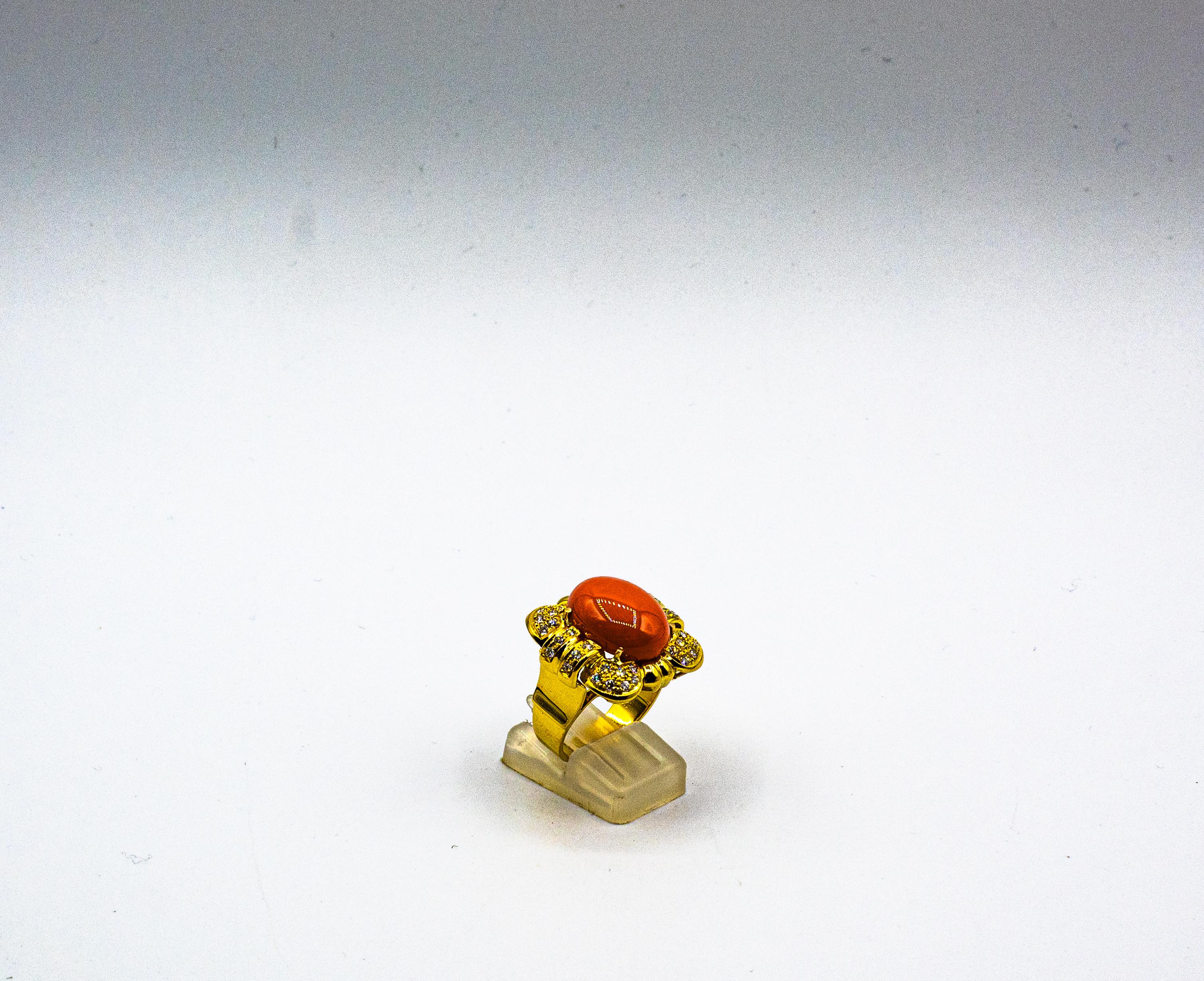 Bague cocktail de style Art déco en or jaune avec corail rouge méditerranéen et diamants blancs Unisexe en vente