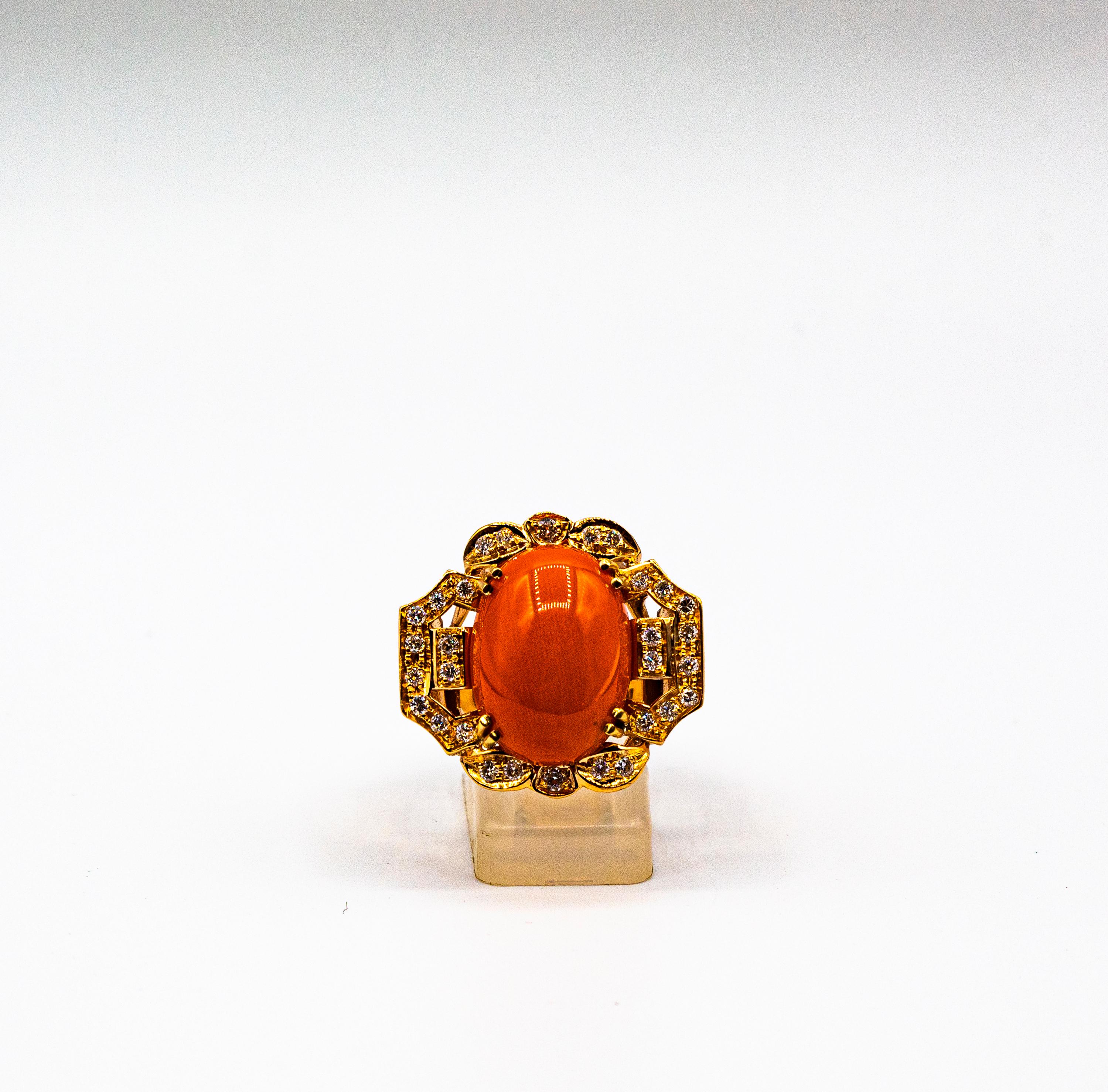 Bague cocktail de style Art déco en or jaune avec corail rouge méditerranéen et diamants blancs en vente 1