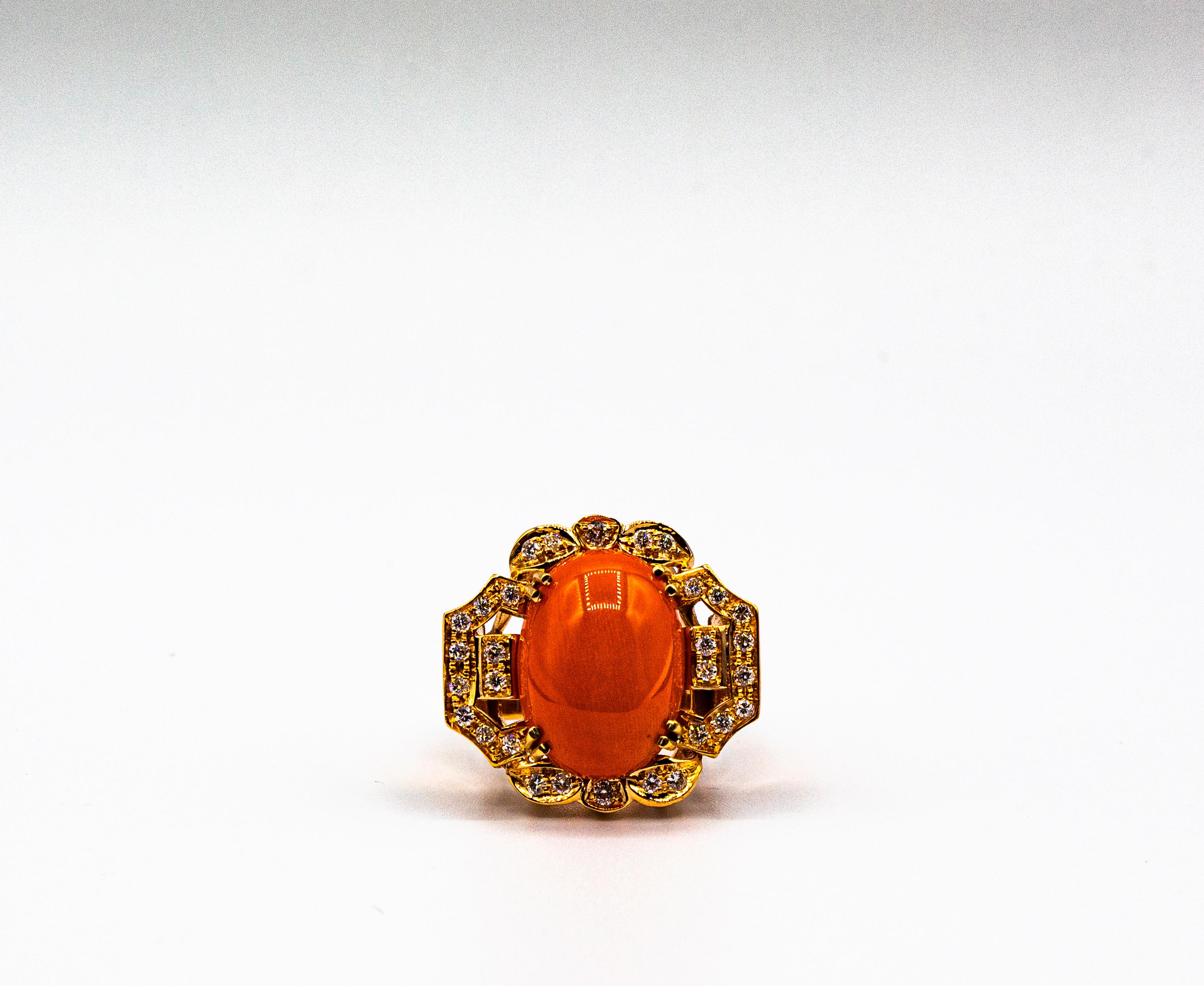 Bague cocktail de style Art déco en or jaune avec corail rouge méditerranéen et diamants blancs en vente 2