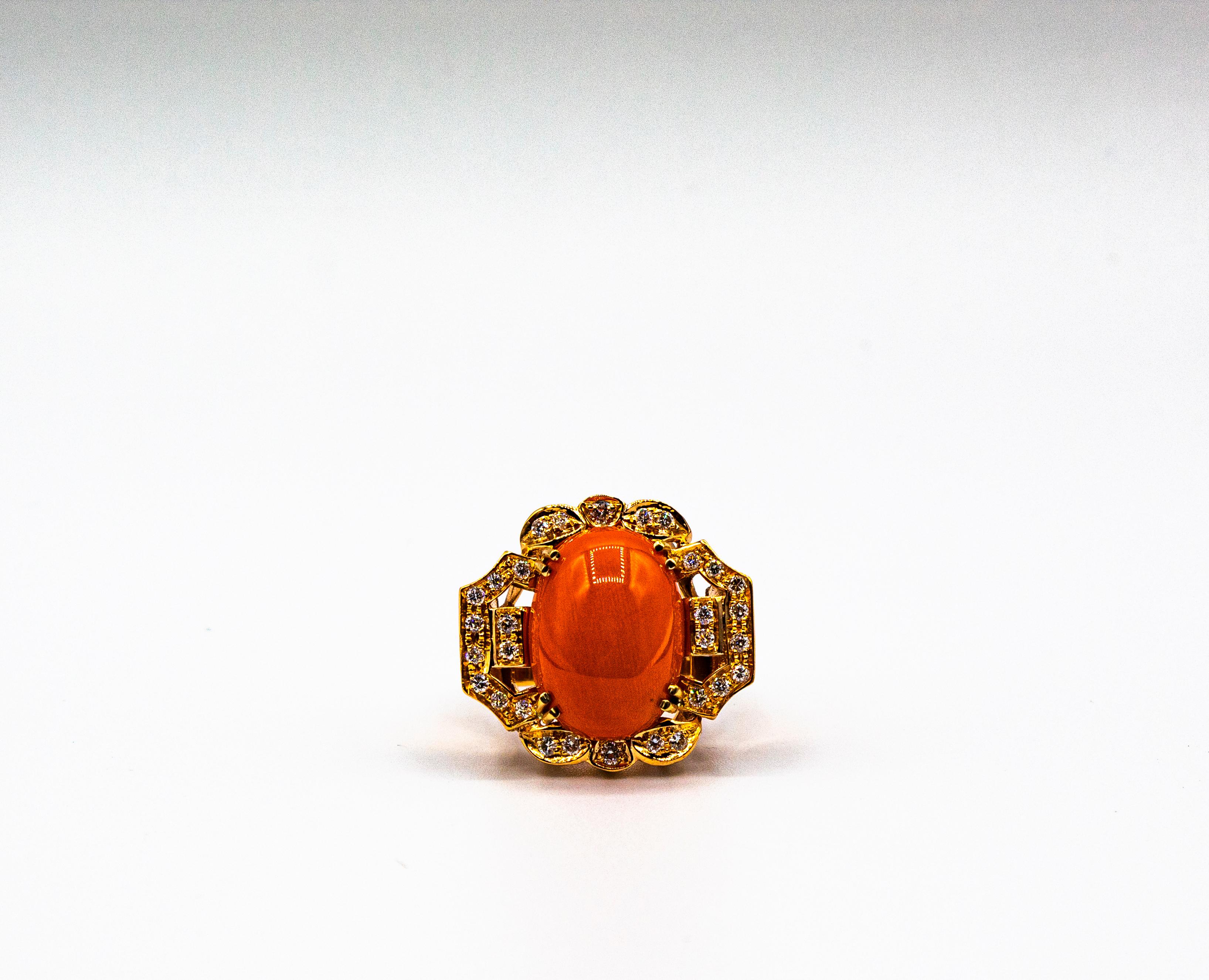 Bague cocktail de style Art déco en or jaune avec corail rouge méditerranéen et diamants blancs en vente 3