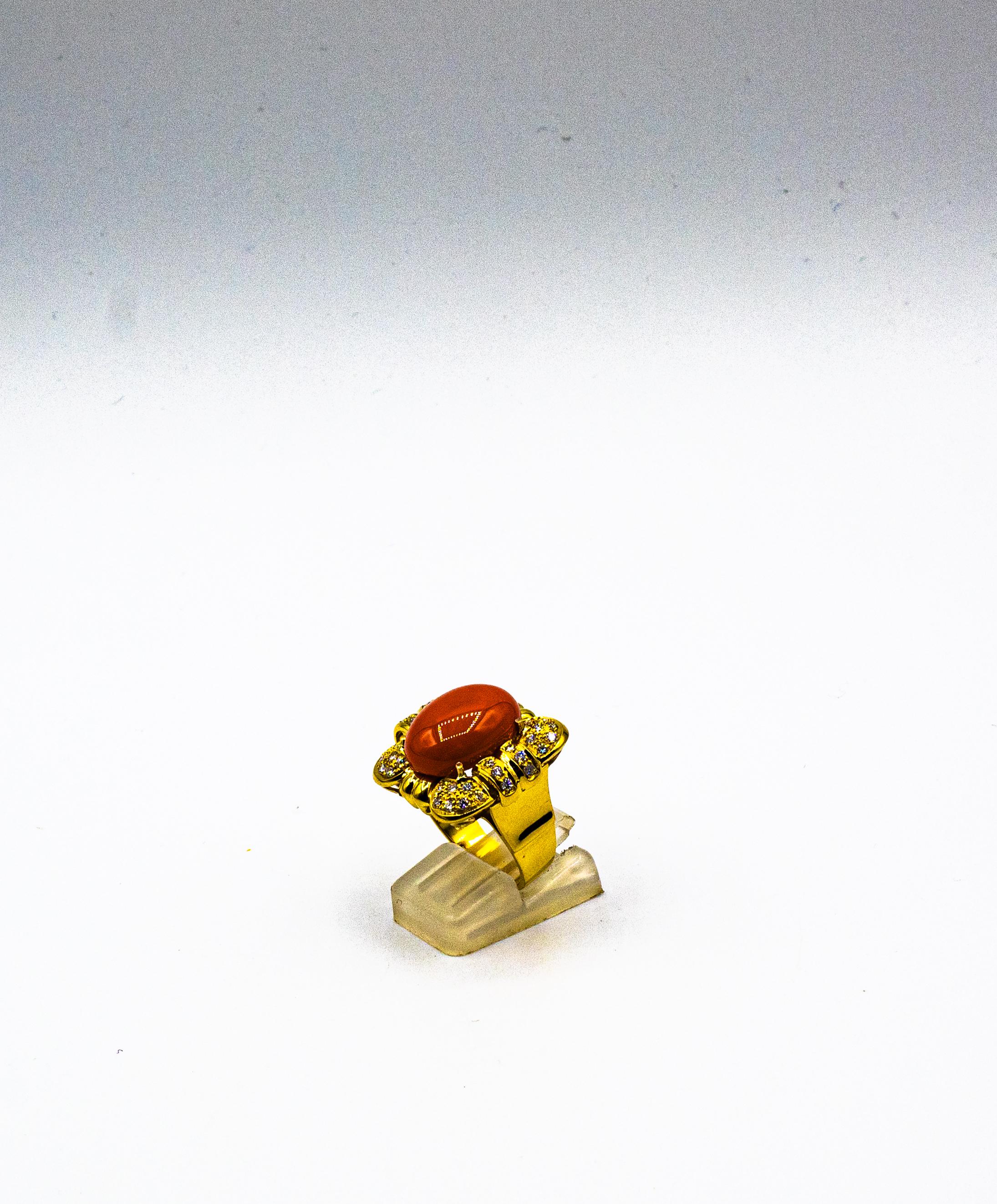 Bague cocktail de style Art déco en or jaune avec corail rouge méditerranéen et diamants blancs en vente 3