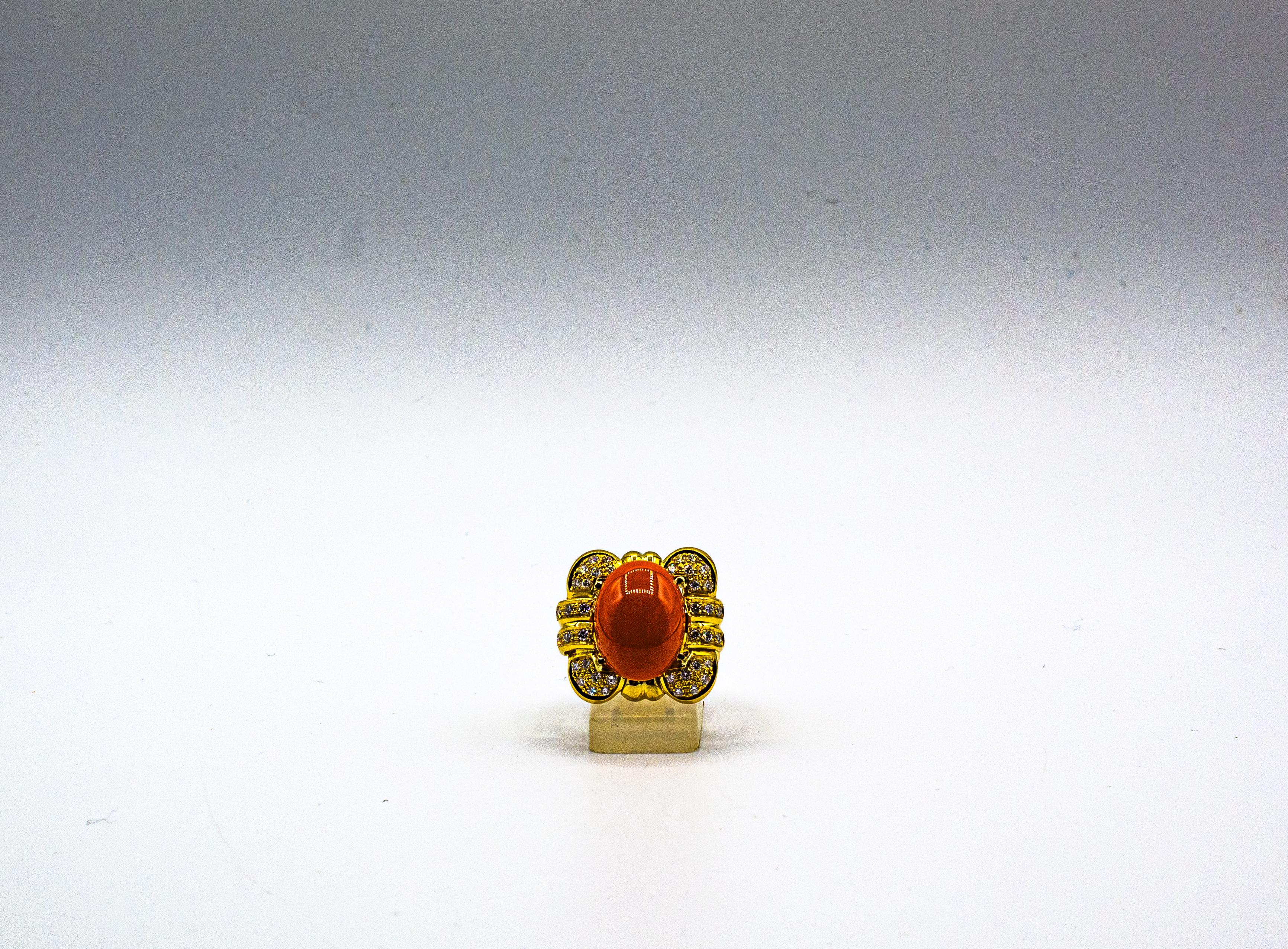 Bague cocktail de style Art déco en or jaune avec corail rouge méditerranéen et diamants blancs en vente 4