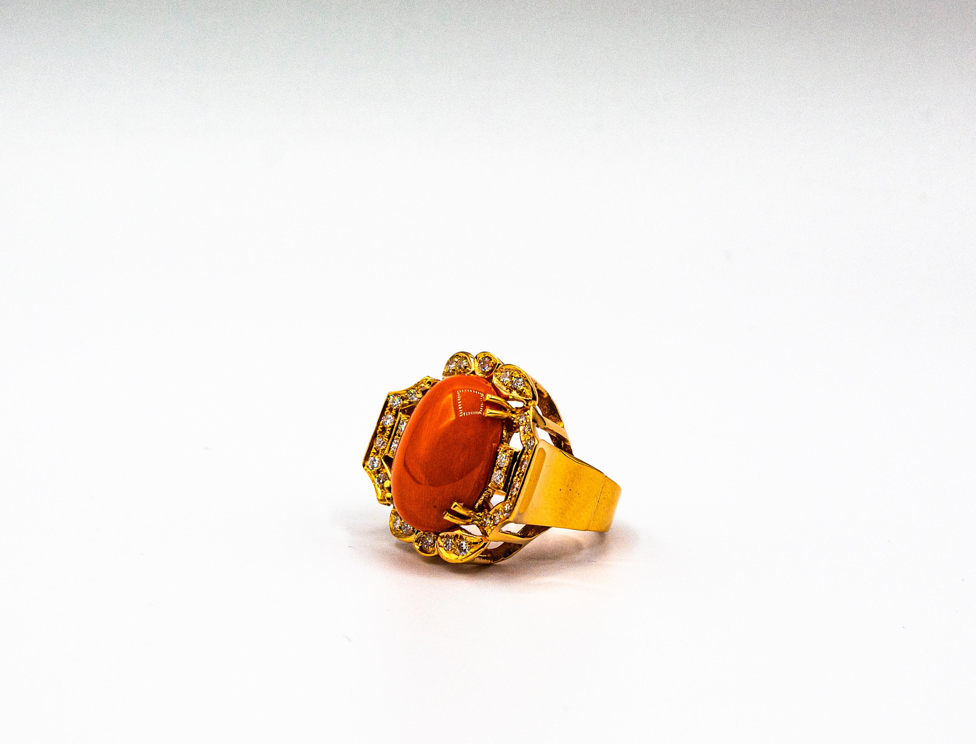Bague cocktail de style Art déco en or jaune avec corail rouge méditerranéen et diamants blancs en vente 4