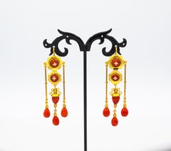 Boucles d'oreilles pendantes de style Art déco en or jaune avec corail rouge méditerranéen et diamants blancs