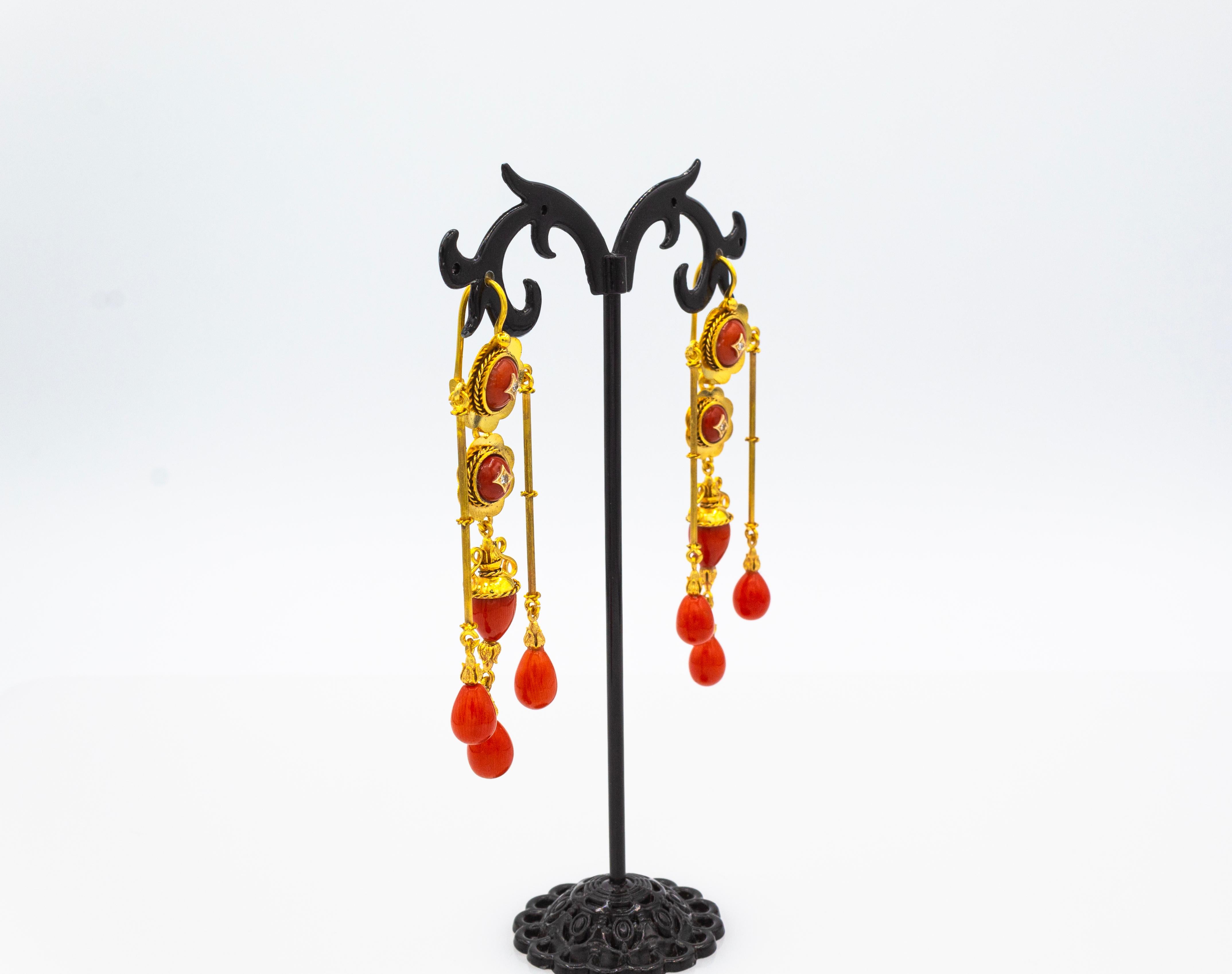 Art Déco Orecchini a goccia in oro giallo con diamanti bianchi e corallo rosso mediterraneo in stile Art Deco