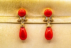 Gelbgold-Ohrstecker im Art-déco-Stil mit mediterraner roter Koralle und weißen Diamanten