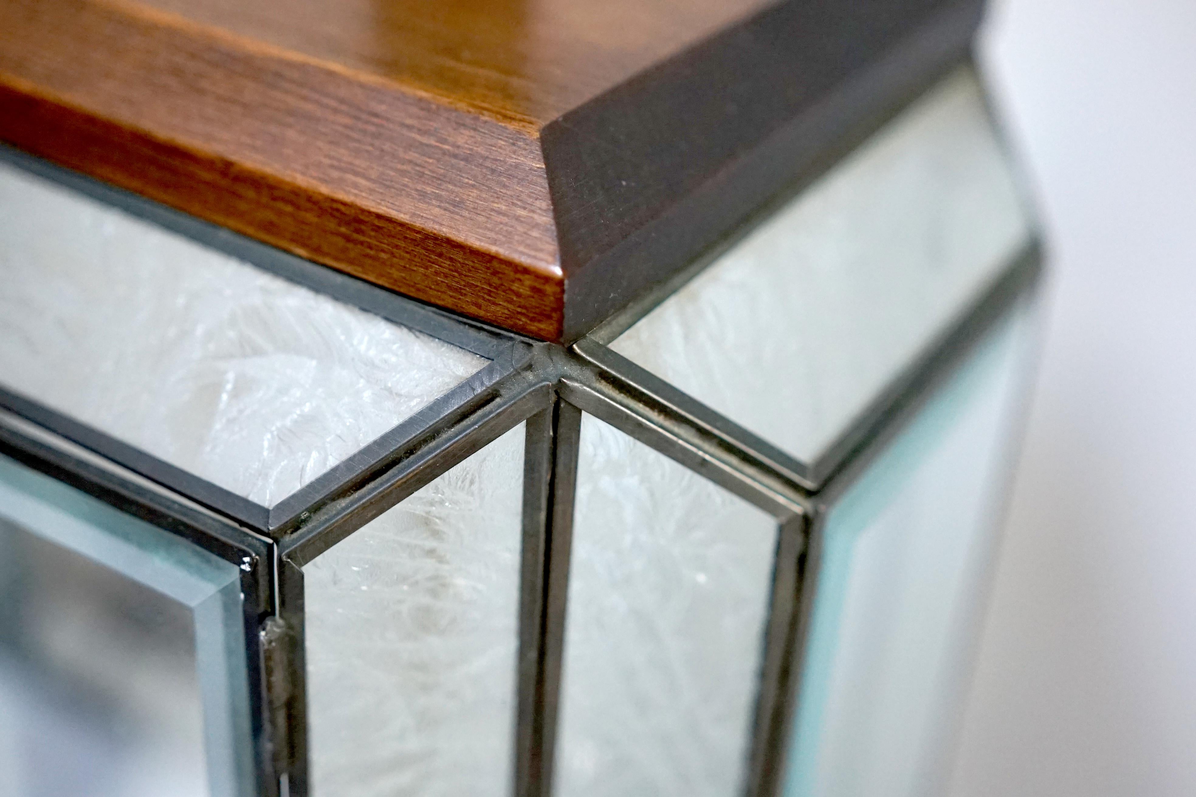 Lámpara de sobremesa de cristal grabado estilo Art Déco de mediados de siglo Biselado en venta