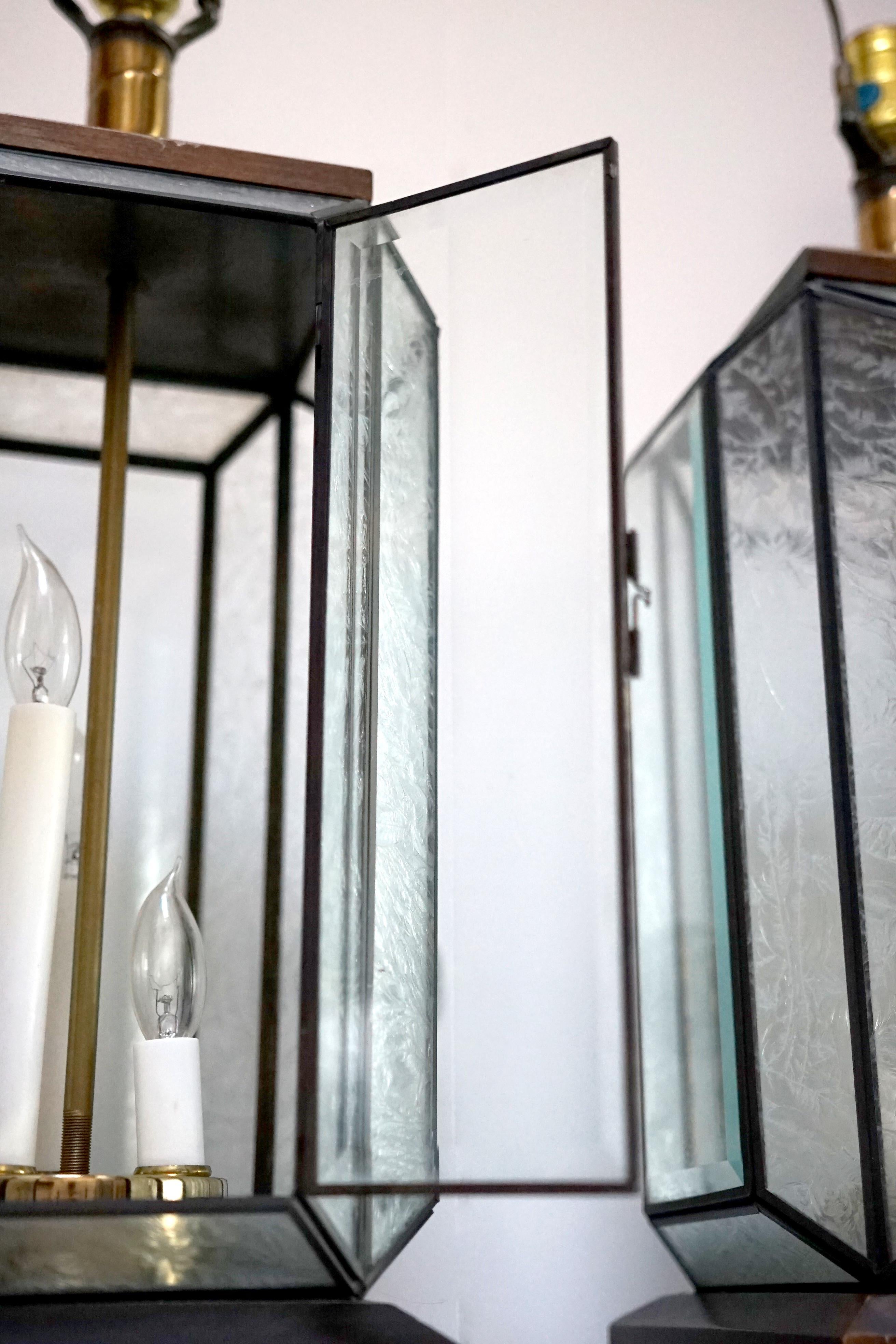 Art Deco Stil Mid Century Geätztes Glas Blei Tisch Laterne Lampe im Zustand „Gut“ im Angebot in Lomita, CA