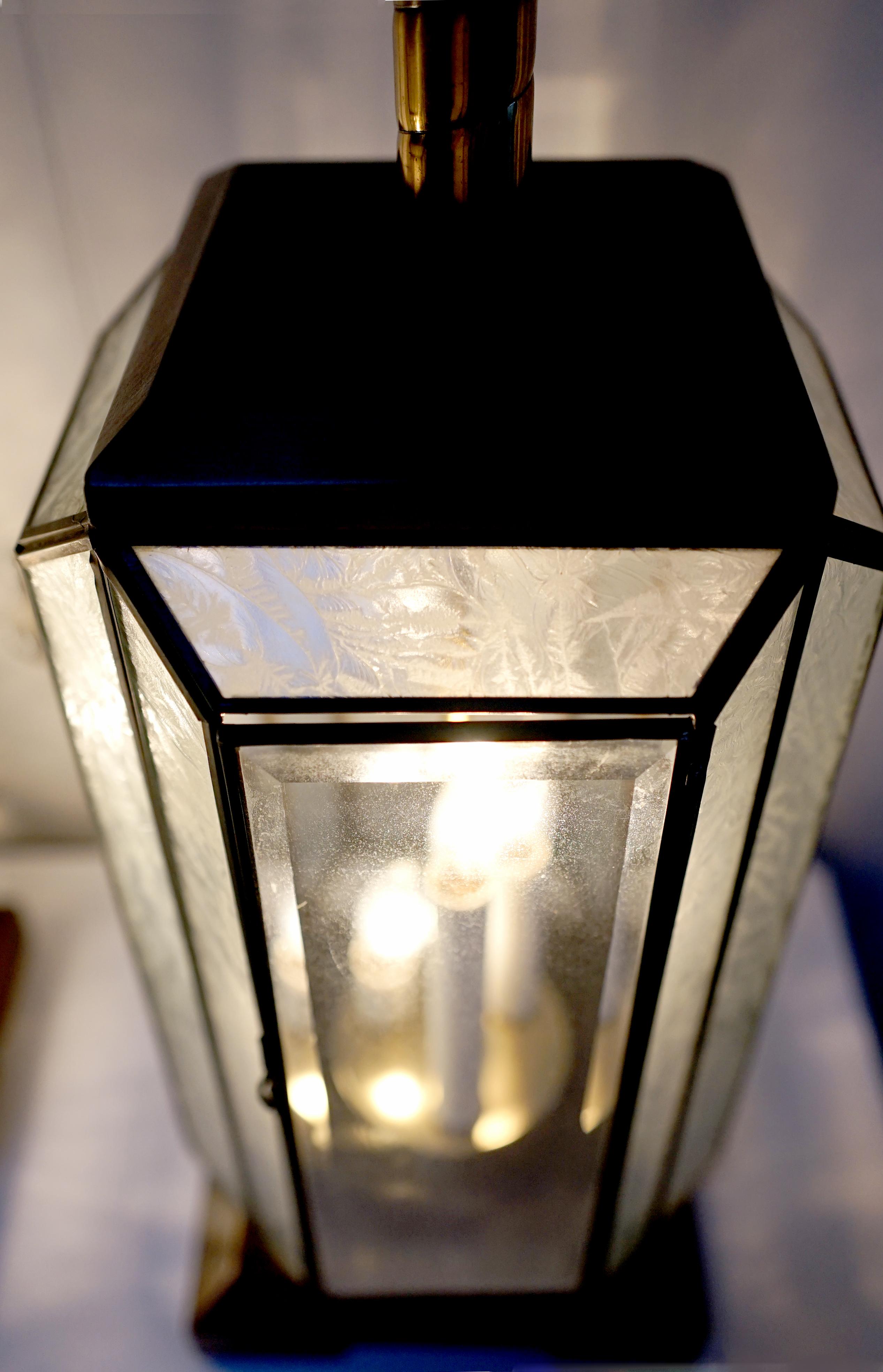 Art Deco Stil Mid Century Geätztes Glas Blei Tisch Laterne Lampe im Angebot 1