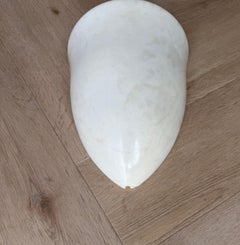 Scontrino da parete in alabastro bianco in stile Art Deco dell'epoca del Midcentury a forma di bozzolo