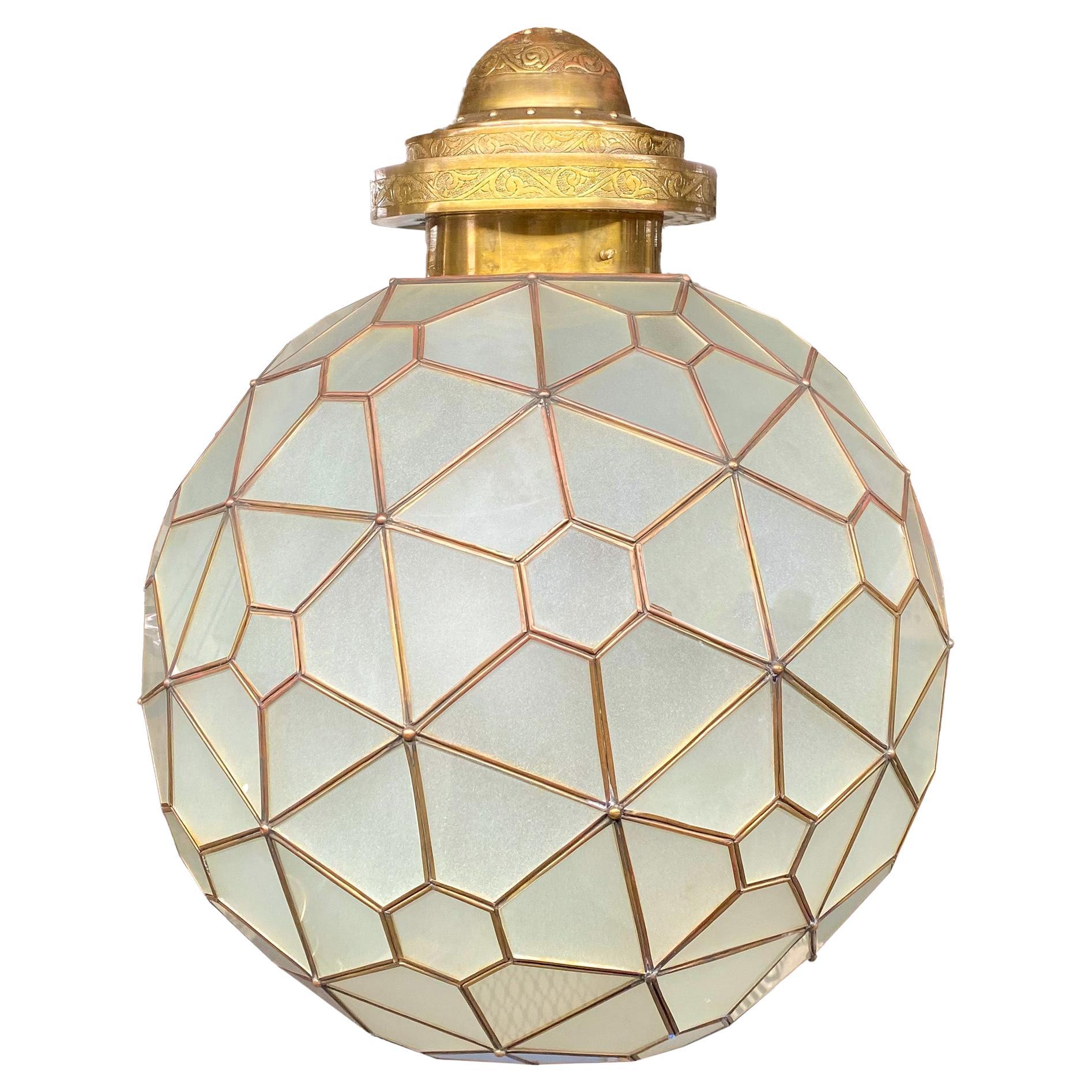 Lustre, pendentif ou lanterne rond de style Art Déco en verre dépoli et laiton