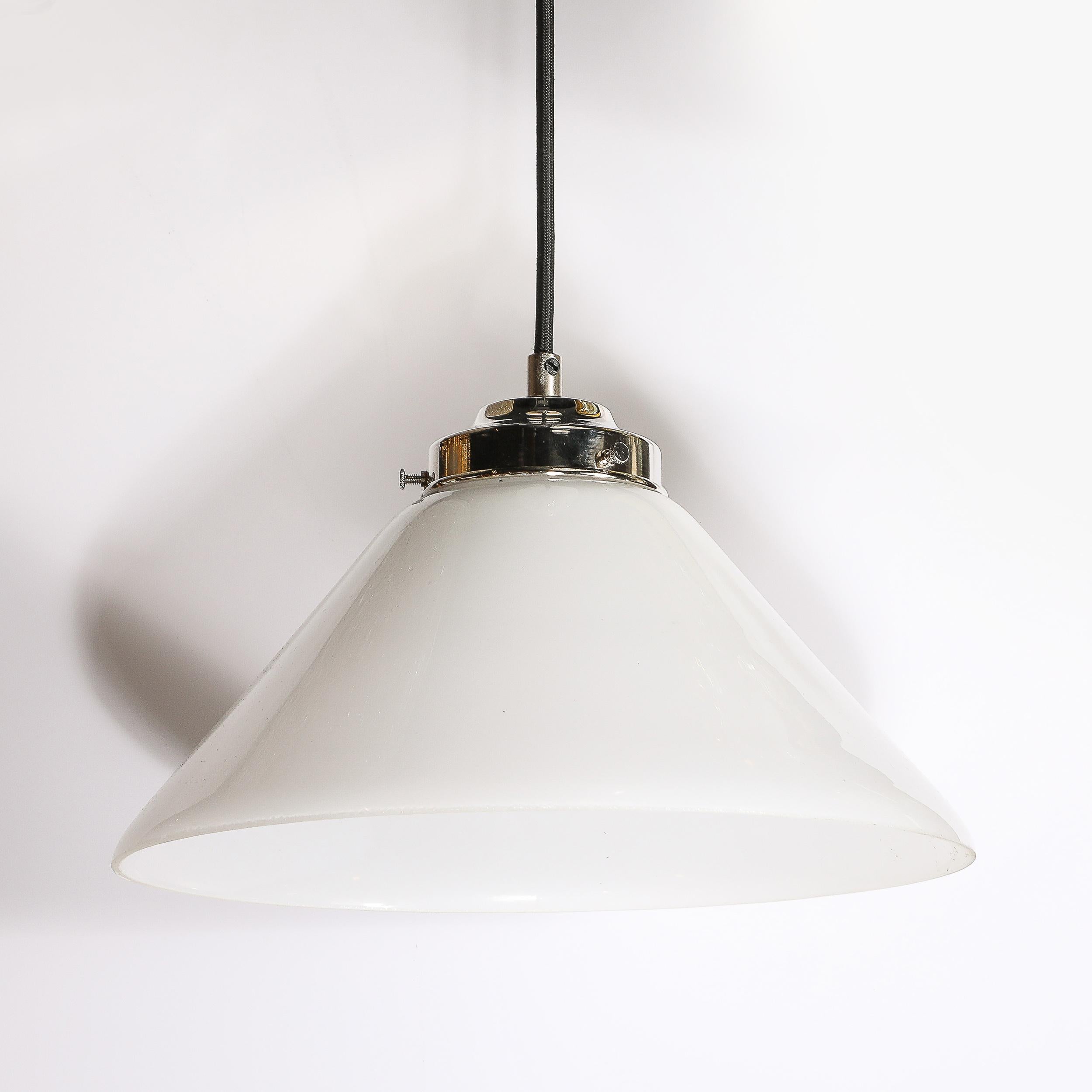 Lampadario a sospensione conico in vetro latte in stile Art Déco in vendita 4