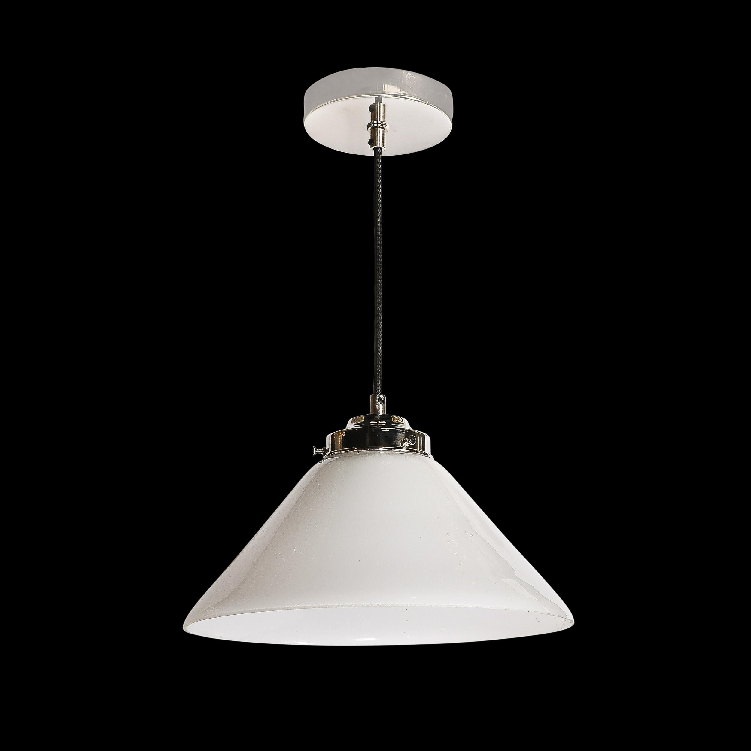 Questo elegante e minimale lampadario a sospensione conico in vetro latte in stile Art Déco proviene dall'Italia del XX secolo. Presenta un paralume conico realizzato in un delizioso vetro lattiginoso opaco, con finiture in nichel nella parte