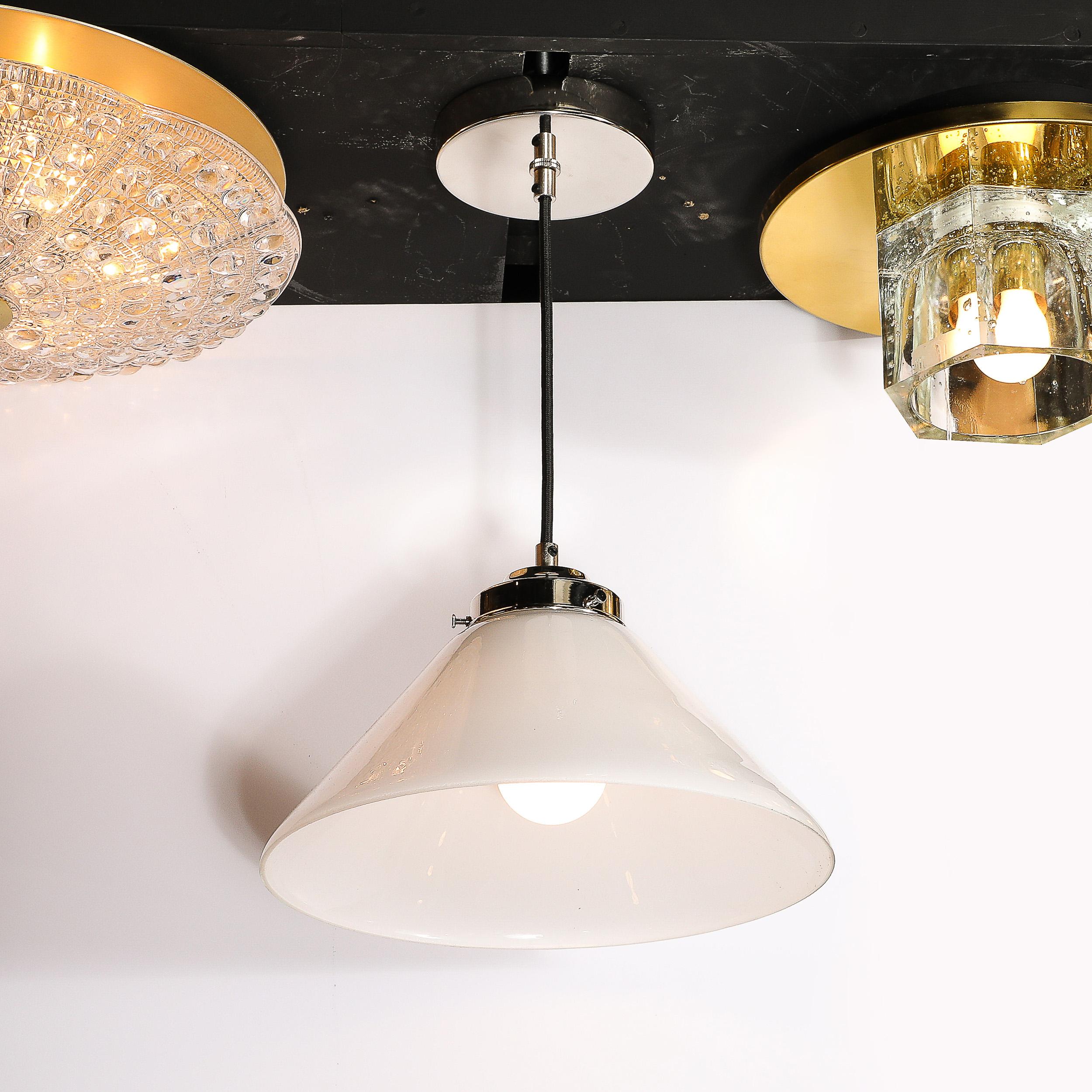Italiano Lampadario a sospensione conico in vetro latte in stile Art Déco in vendita