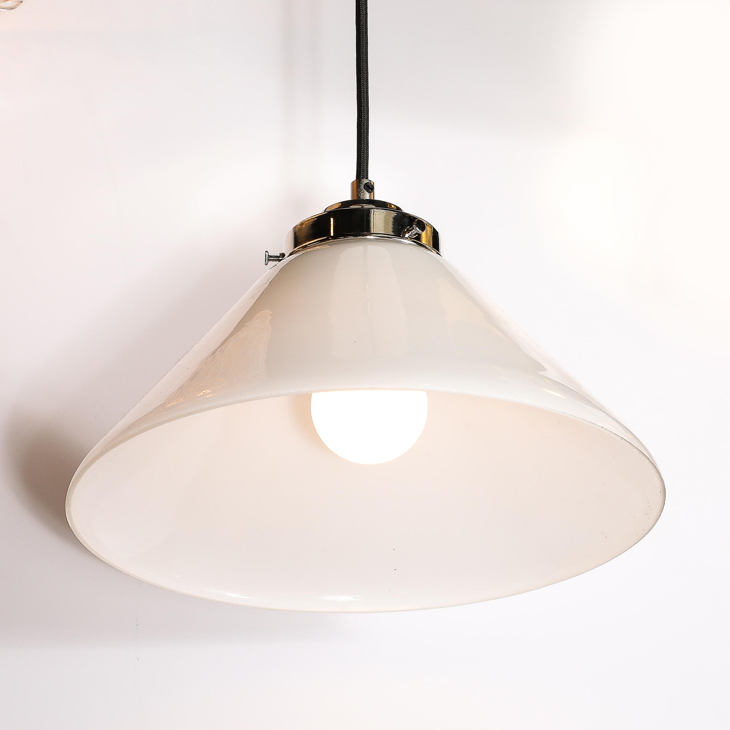 XX secolo Lampadario a sospensione conico in vetro latte in stile Art Déco in vendita