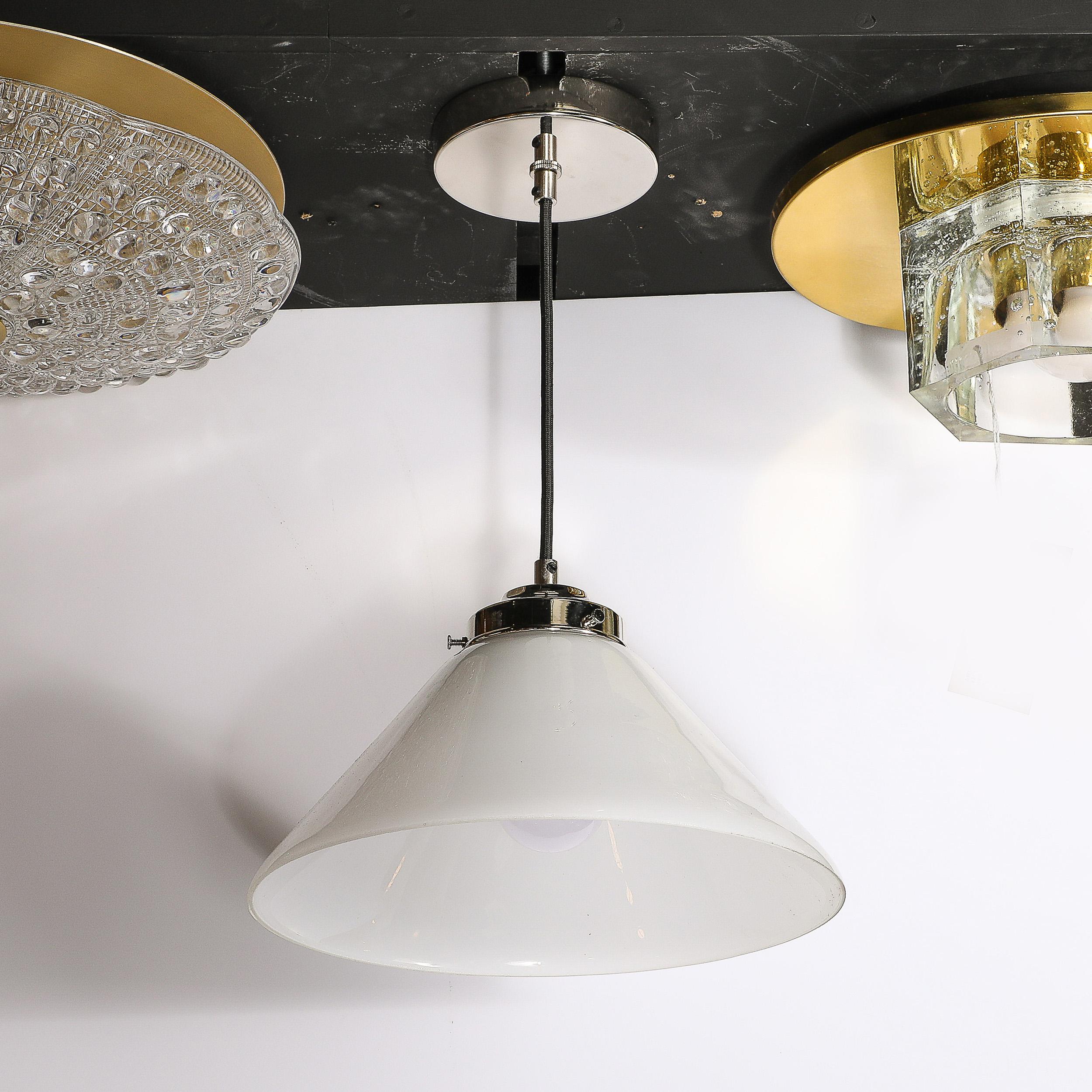 Vetro lattimo Lampadario a sospensione conico in vetro latte in stile Art Déco in vendita
