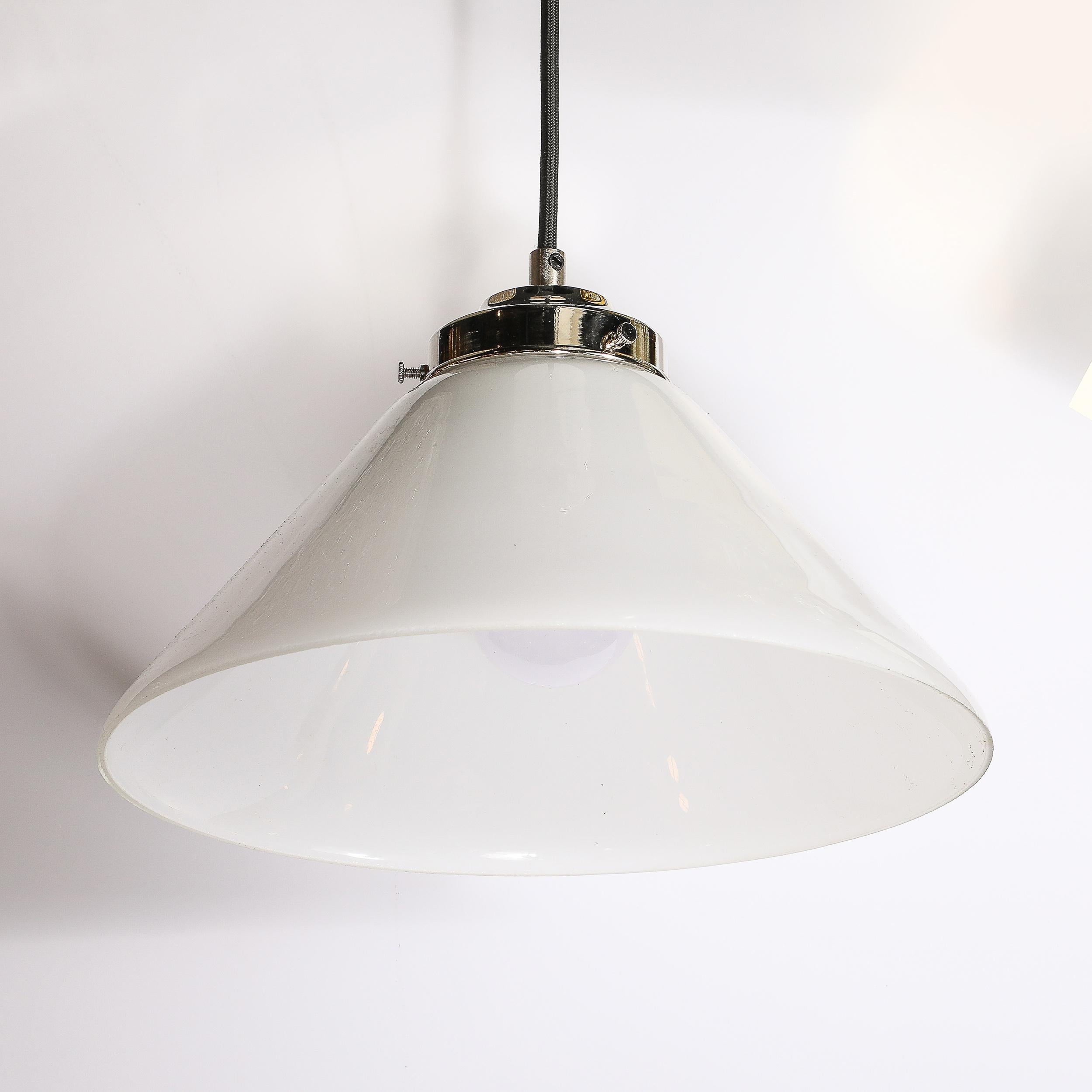 Lampadario a sospensione conico in vetro latte in stile Art Déco in vendita 1