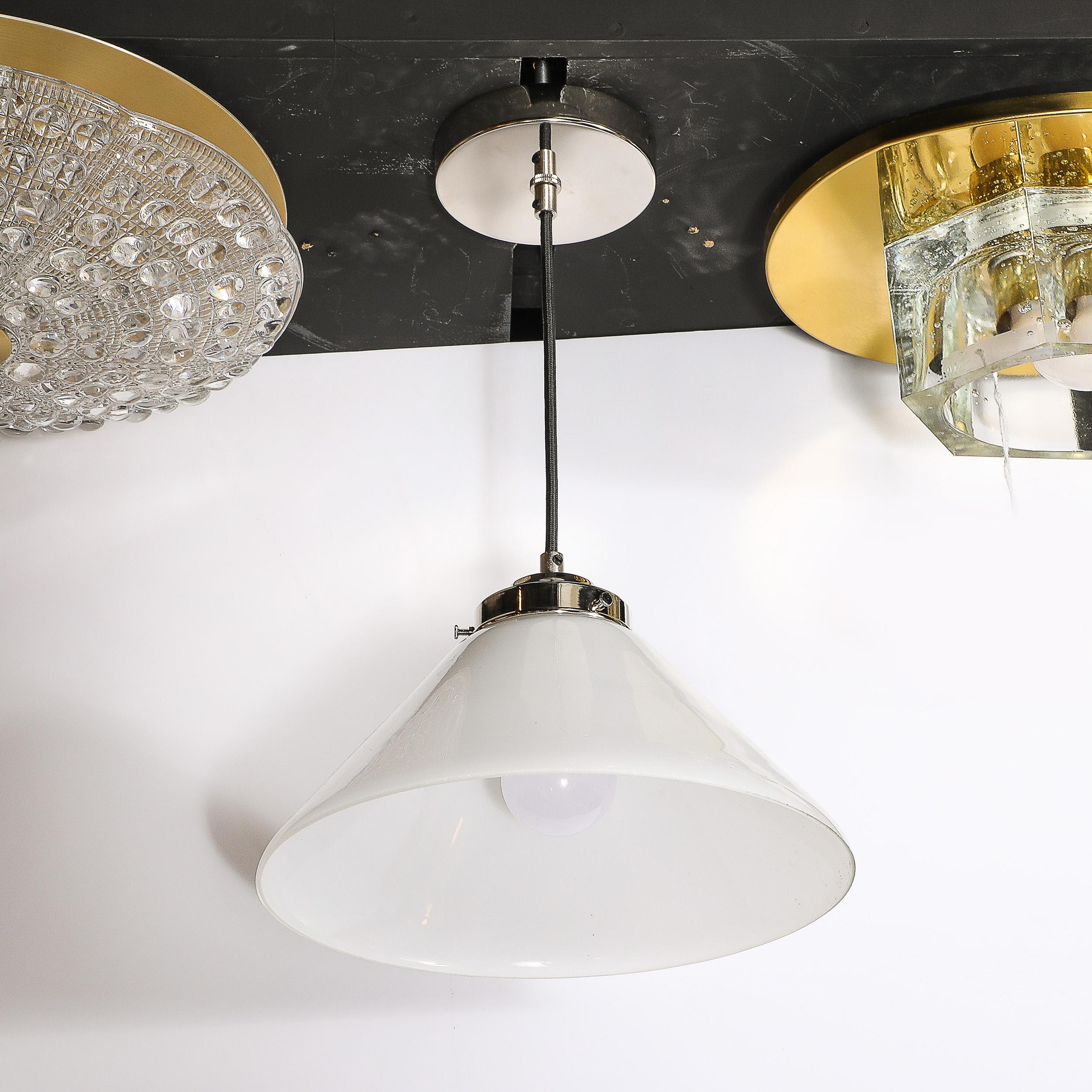Lampadario a sospensione conico in vetro latte in stile Art Déco in vendita 2