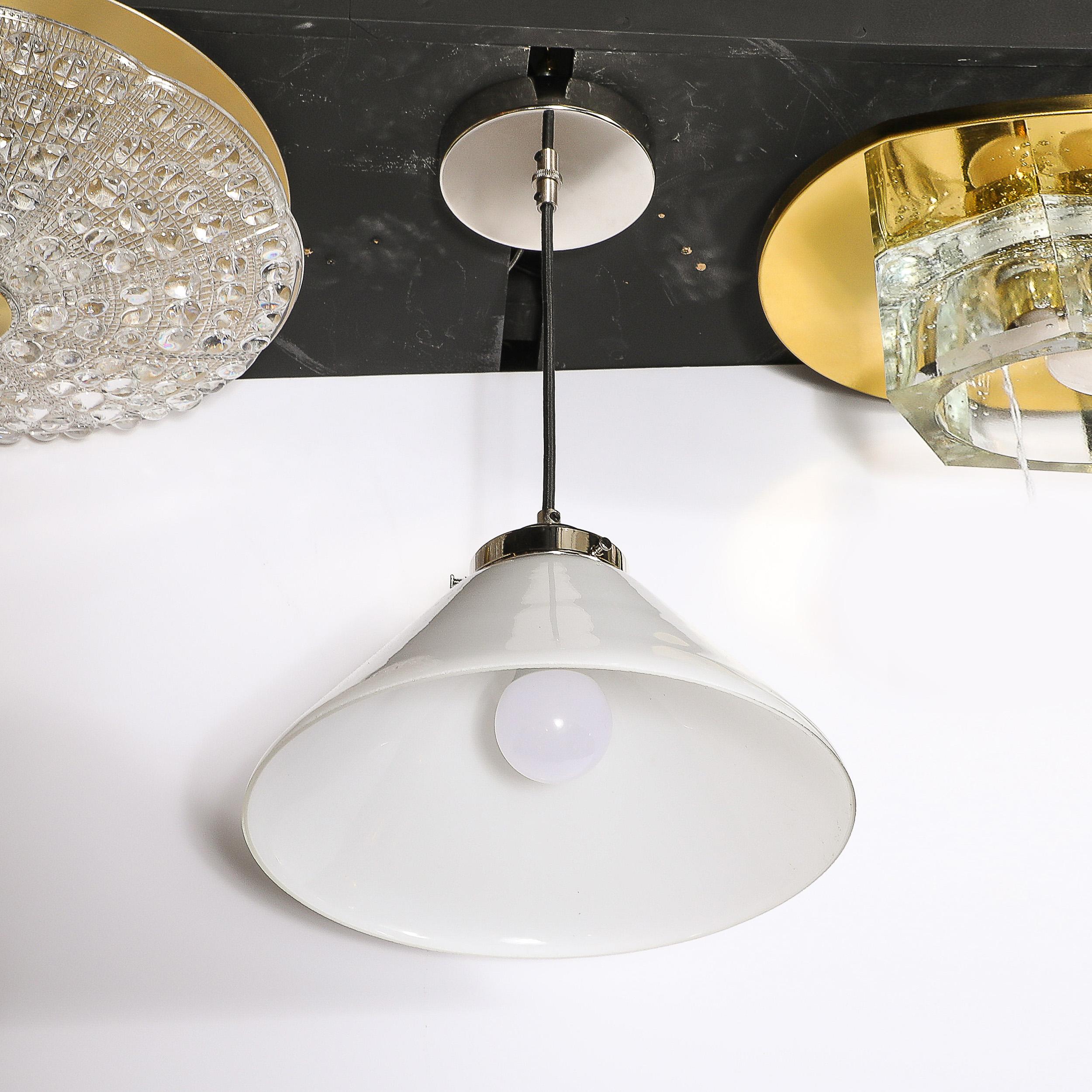 Lampadario a sospensione conico in vetro latte in stile Art Déco in vendita 3
