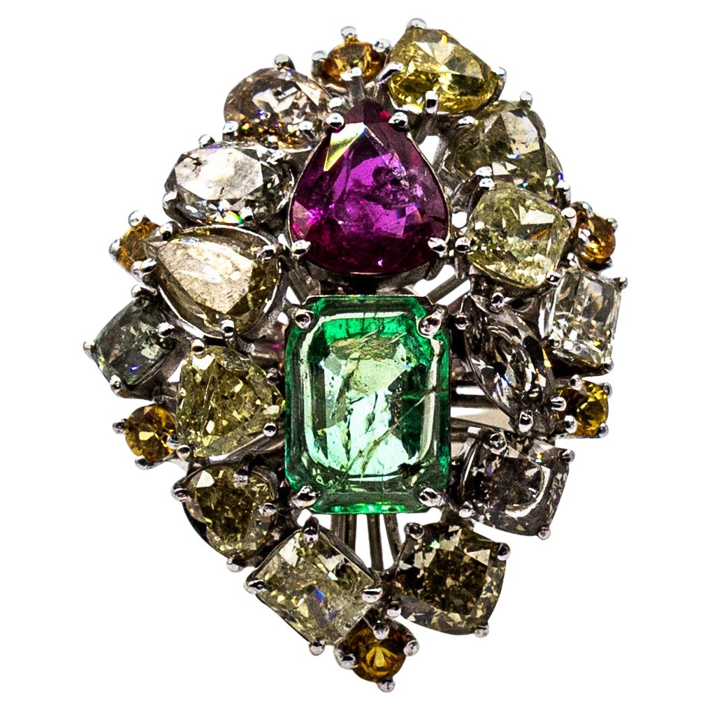 Anello da cocktail in oro bianco in stile Art Deco con diamante taglio misto, smeraldo taglio pera e rubino