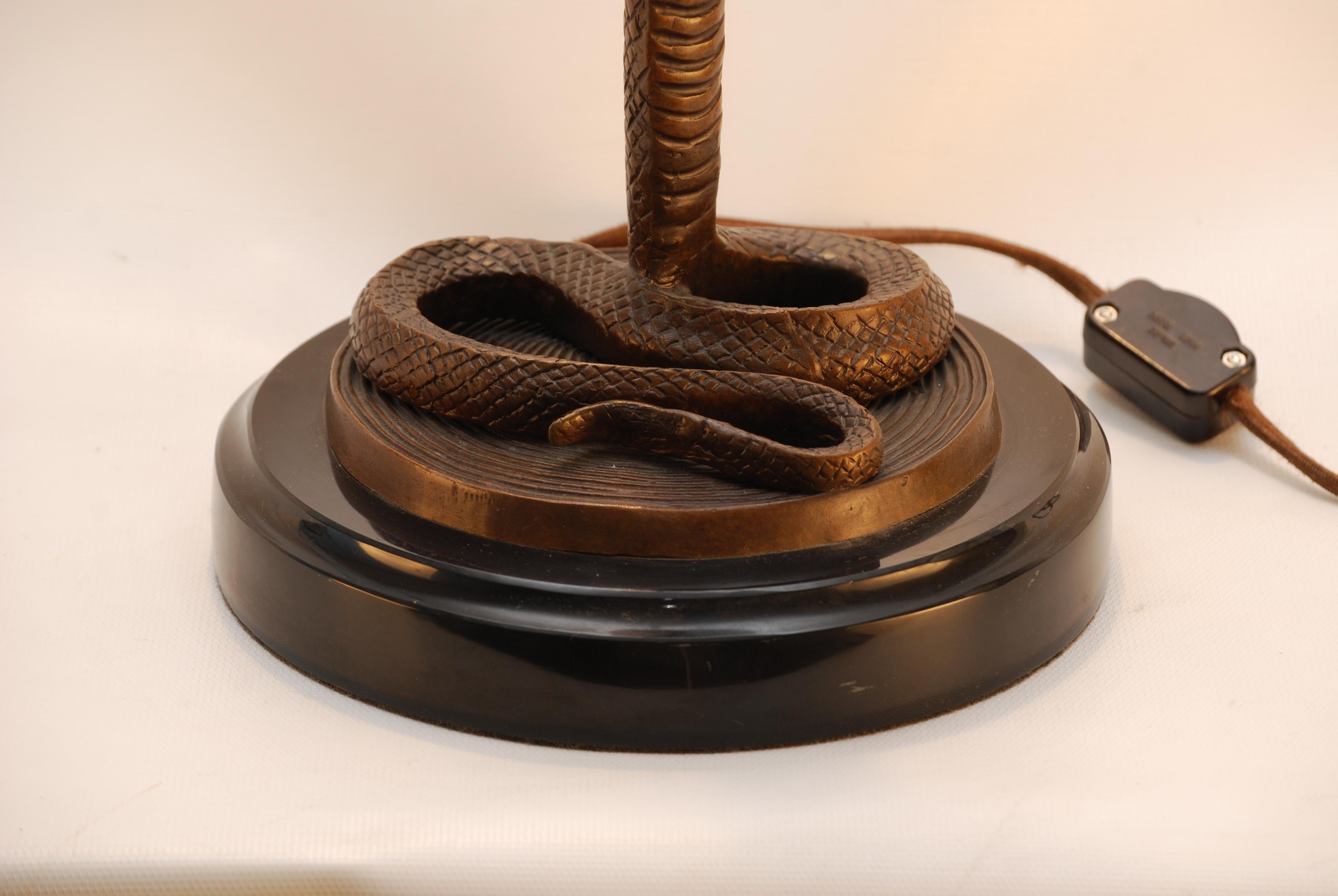 Estilo Art Deco , Moderno , Lámparas Serpiente , Bronce  Par en Bueno estado para la venta en Los Angeles, CA