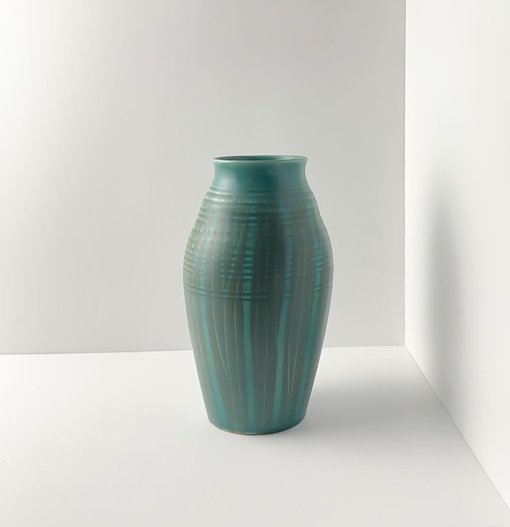 Diese Keramikvase von Beswick aus der Mitte des Jahrhunderts greift ein Art-Déco-Design von Mr. Symcox aus den 1930er Jahren auf, das in den 1950er Jahren von der renommierten englischen Töpferfirma neu aufgelegt wurde. Die urnenähnliche,