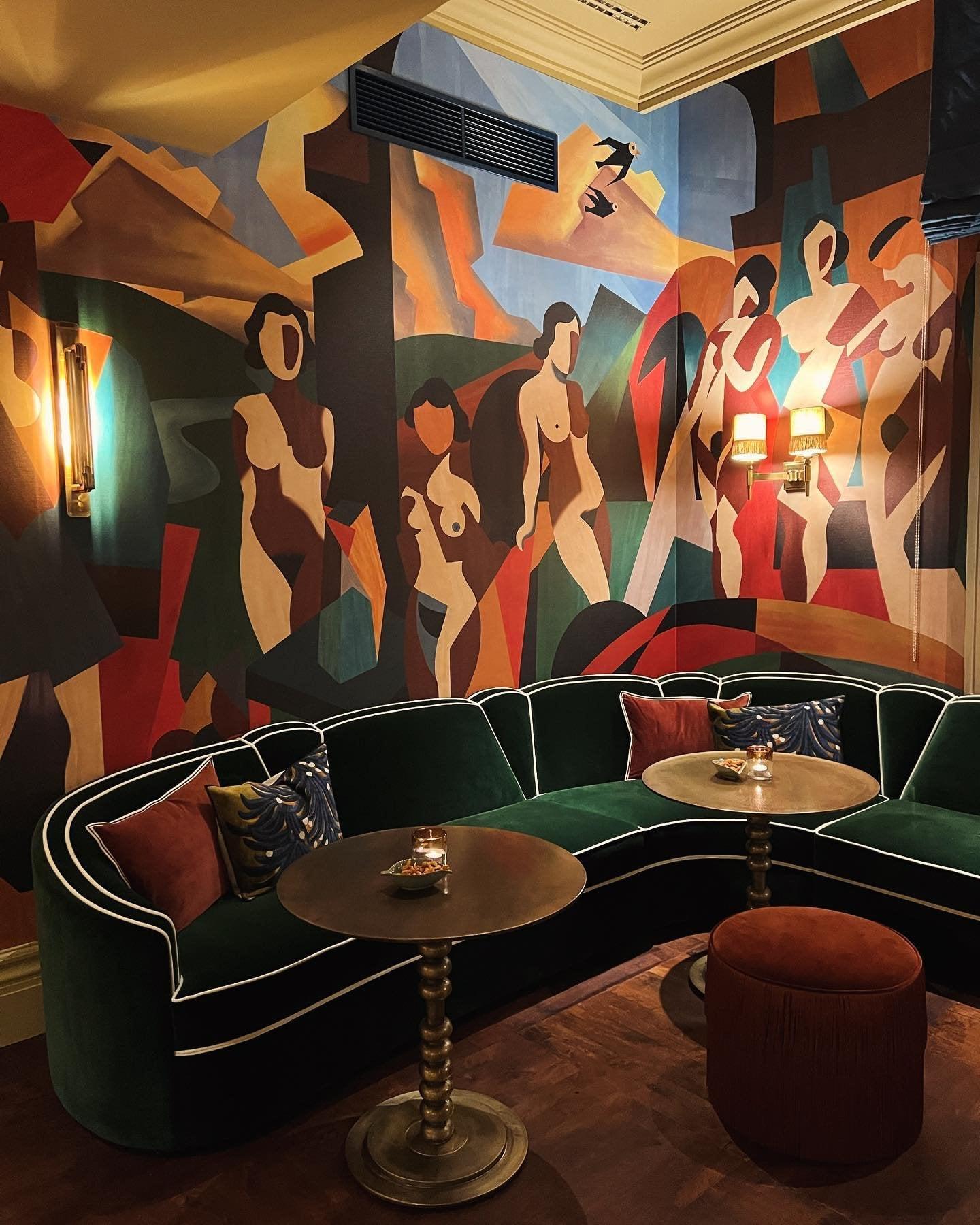 XXI secolo e contemporaneo Divano modulare in stile Art Déco, realizzato a mano in velluto con profili in tinta in vendita