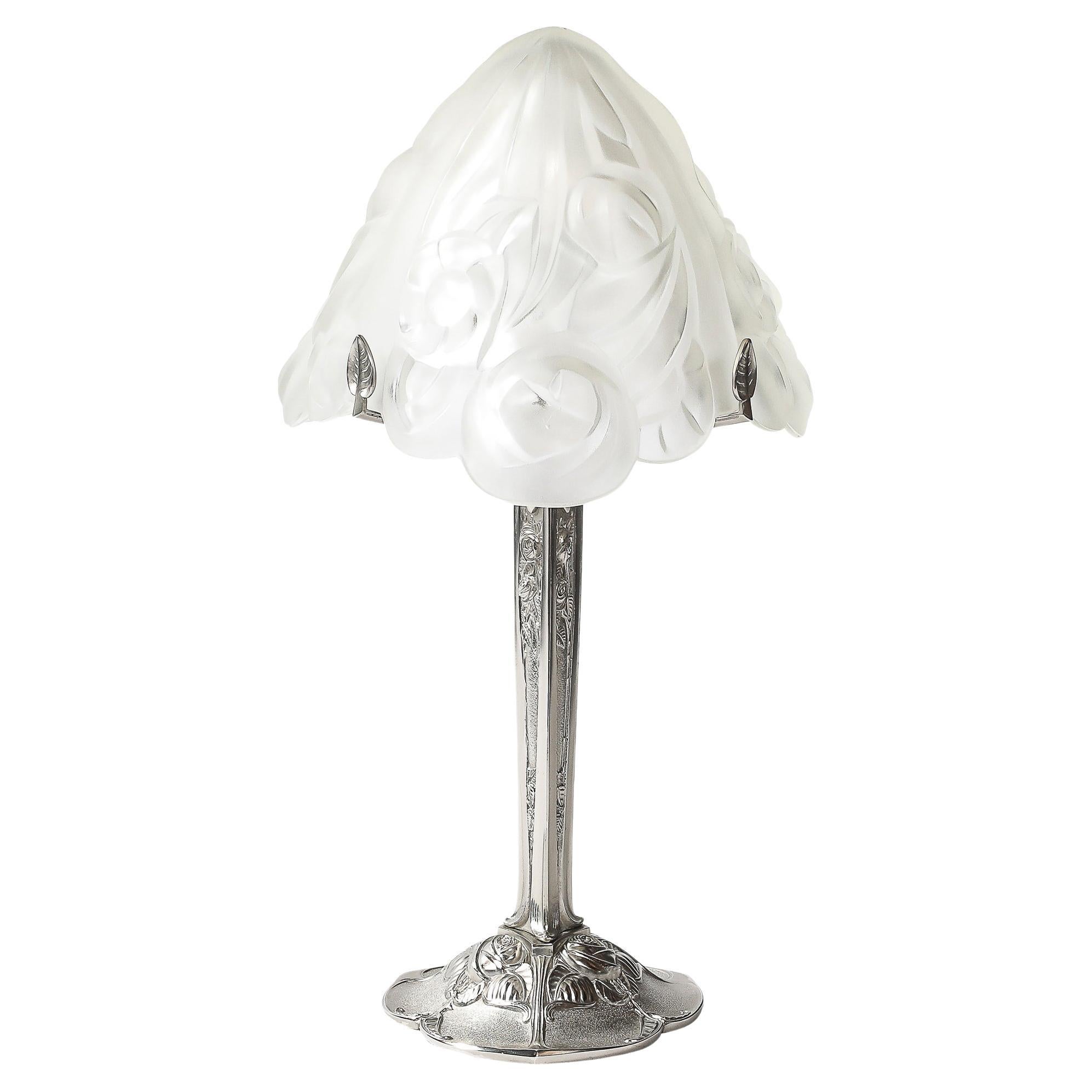 Lampada da tavolo in vetro smerigliato e modellato in stile Art Déco con base in bronzo argentato