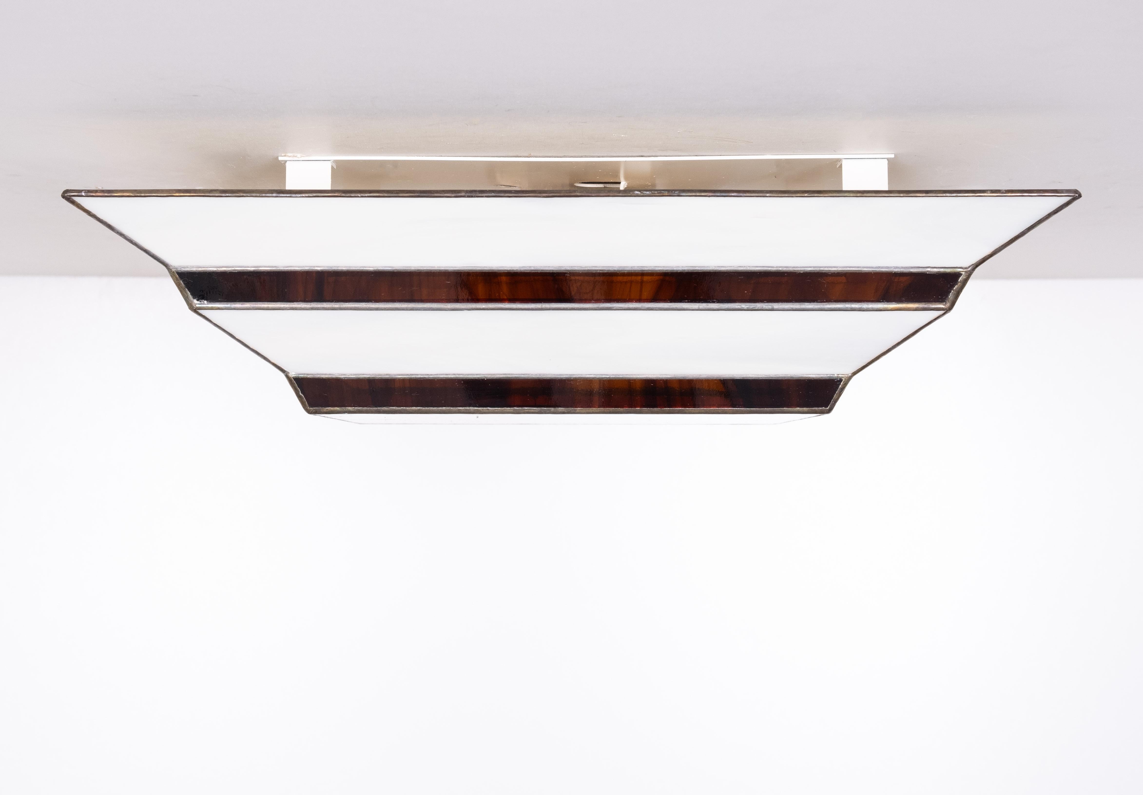 Stile Art Deco  plafonnière in vetro madreperlato  Rose Design/One 
Stile Tiffany. Ottime condizioni. 1980s  Di forma quadrata. 
Sono necessarie due lampadine E27 grandi. 