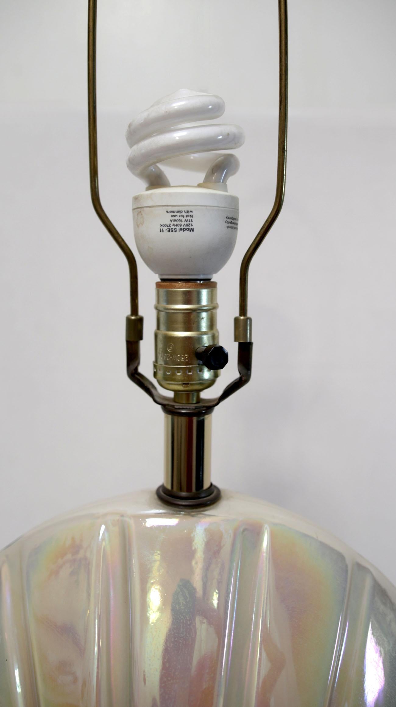 Moulé Lampe de table de style art déco en nacre avec abat-jour plissé en vente