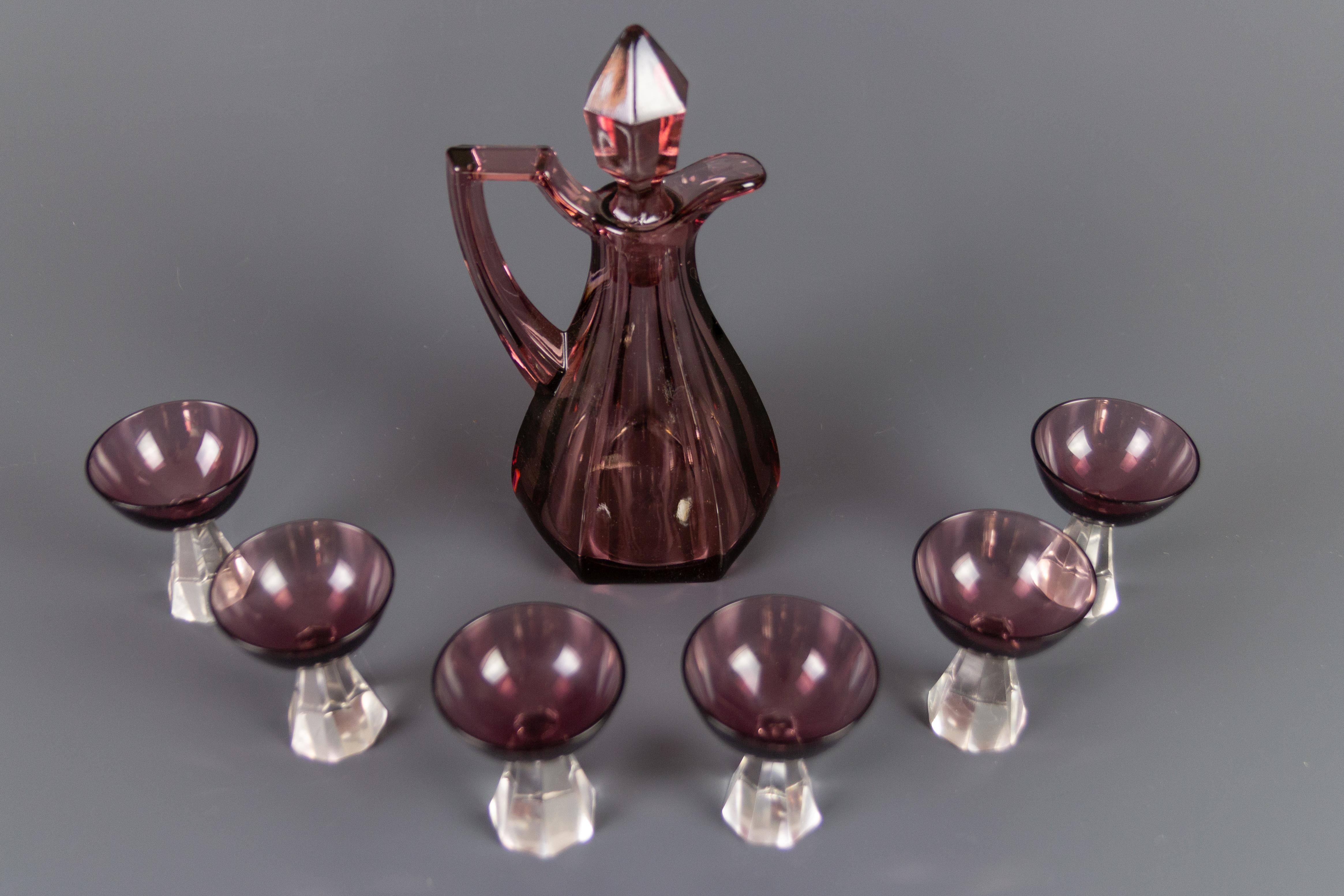 Art Deco Style Mulberry Color Glass Decanter and Six Glasses Set In Good Condition For Sale In Barntrup, DE