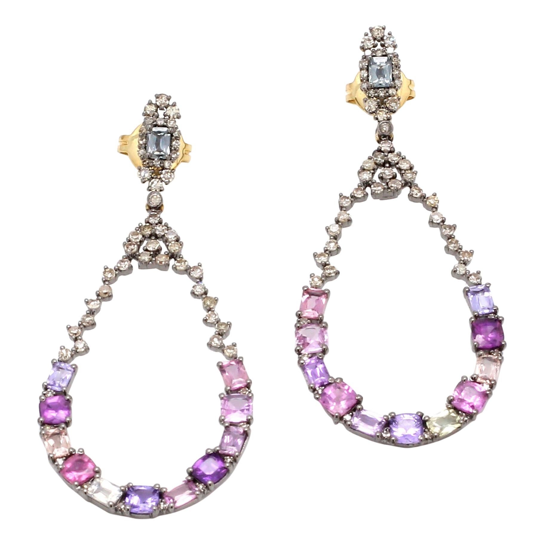 Boucles d'oreilles en goutte de style Art déco en forme de poire avec plusieurs saphirs et diamants