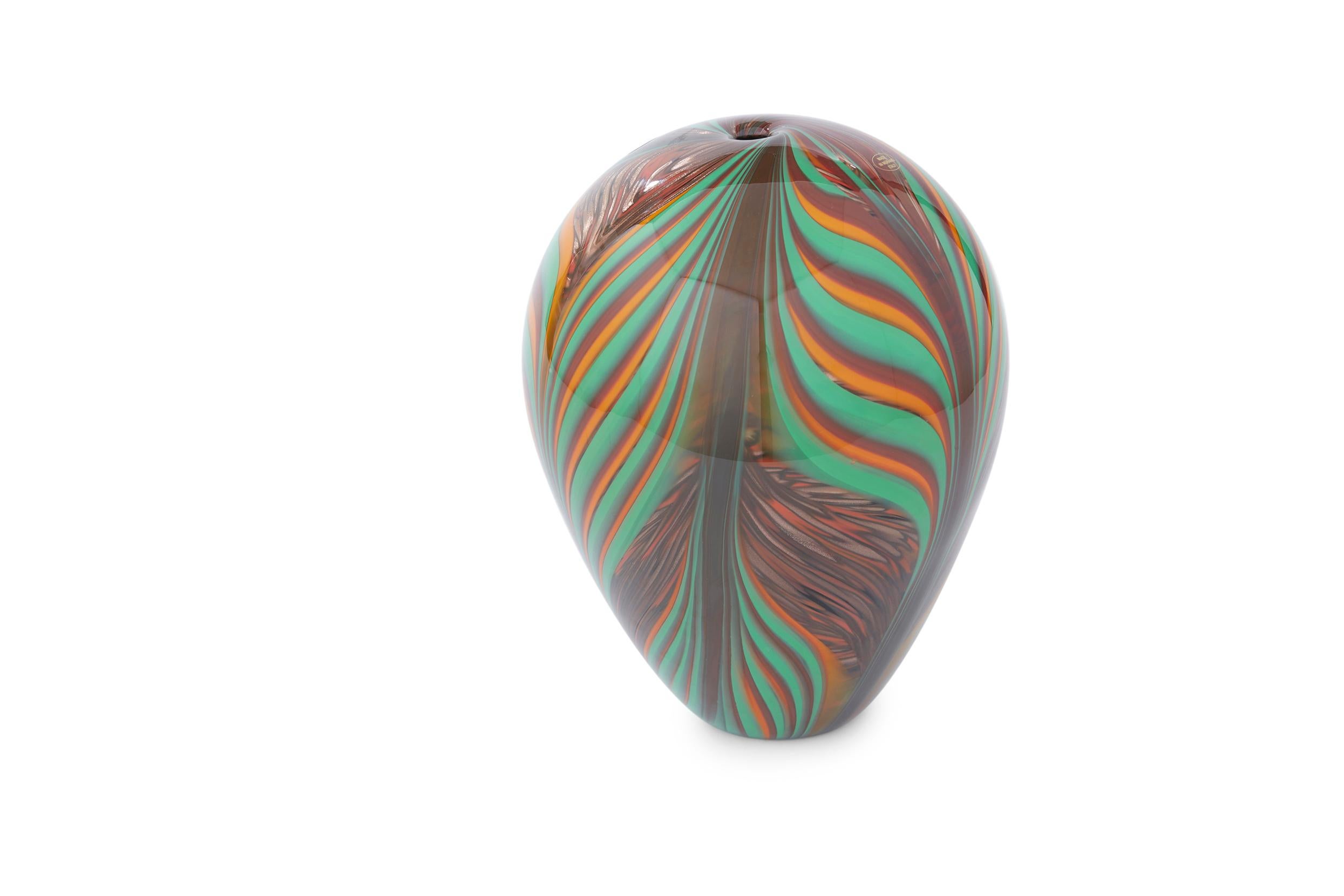 Murano-Glasvase im Art-déco-Stil des späten 20. Jahrhunderts mit goldenen Verzierungen. Das Stück ist in sehr gutem Zustand. Leichte alters- und gebrauchsbedingte Abnutzung. Darunter eingeschnittene Herstellermarke. Das Stück steht etwa 13,5 cm hoch