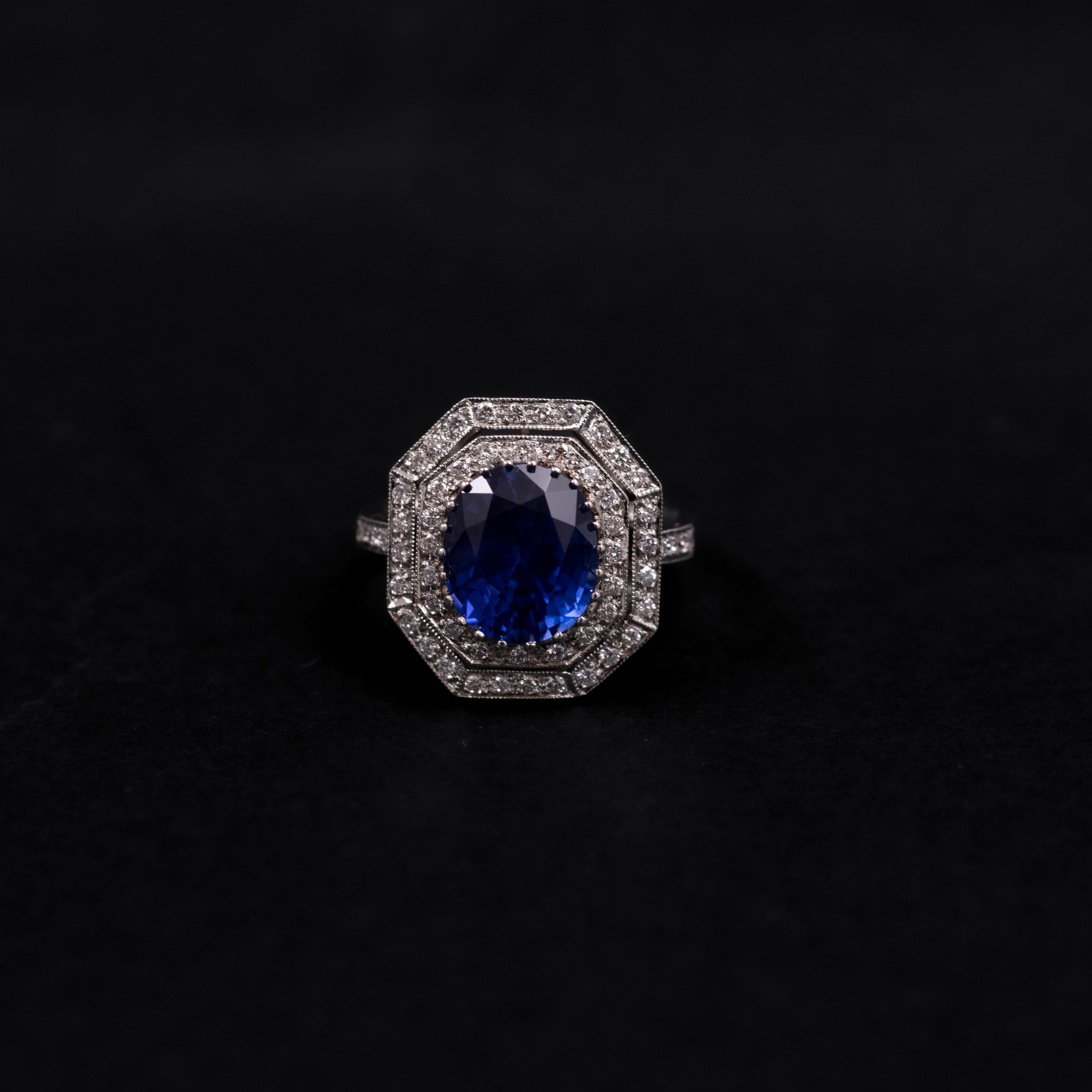 Anello in platino con zaffiro naturale di Ceylon senza calore e diamanti in stile Art Deco. Un sorprendente anello con zaffiro e diamante, progettato come squisito anello di fidanzamento o come sofisticato pezzo da cocktail. Questo gioiello è