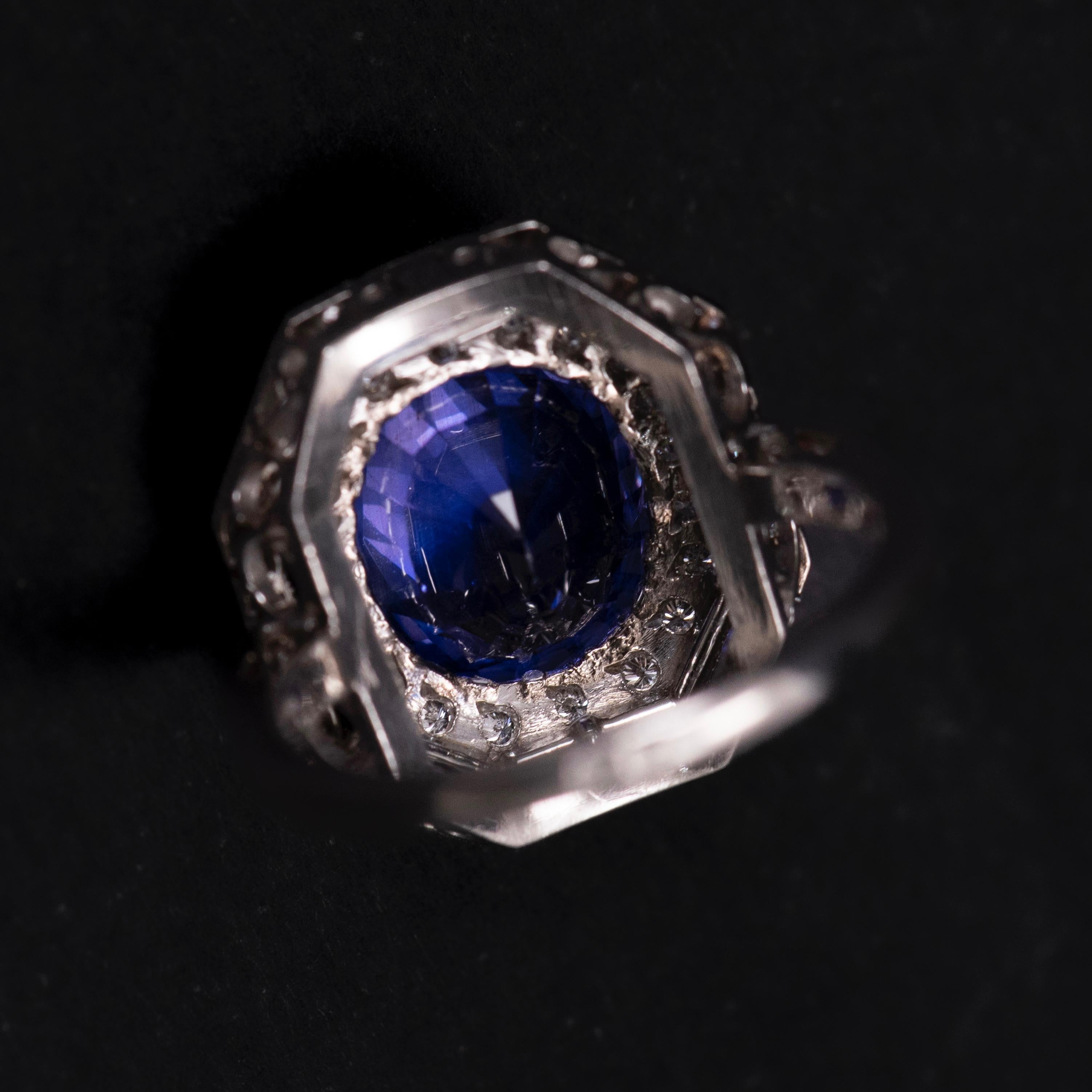 Taglio ovale Anello di fidanzamento in stile Art Deco con zaffiro naturale di Ceylon senza calore, in platino in vendita