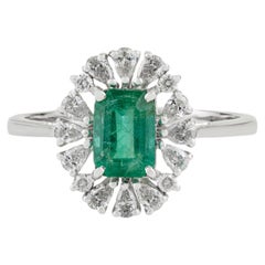 Anello di fidanzamento aureolato con diamante e smeraldo naturale in stile Art Deco, oro bianco 14K