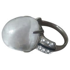 Bague de cocktail Art Déco en quartz naturel ovale Cab or diamants émail noir