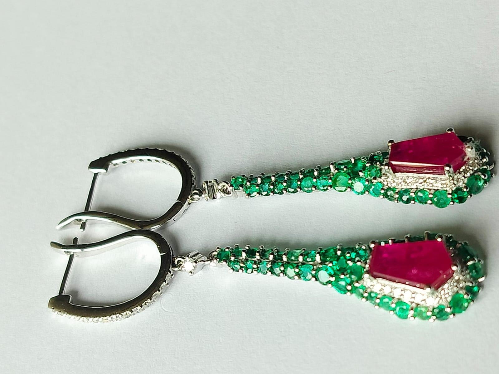 Art-déco-Stil, natürlich  Rubin, Smaragd & Diamanten Kronleuchter-Ohrringe (Gemischter Schliff) im Angebot